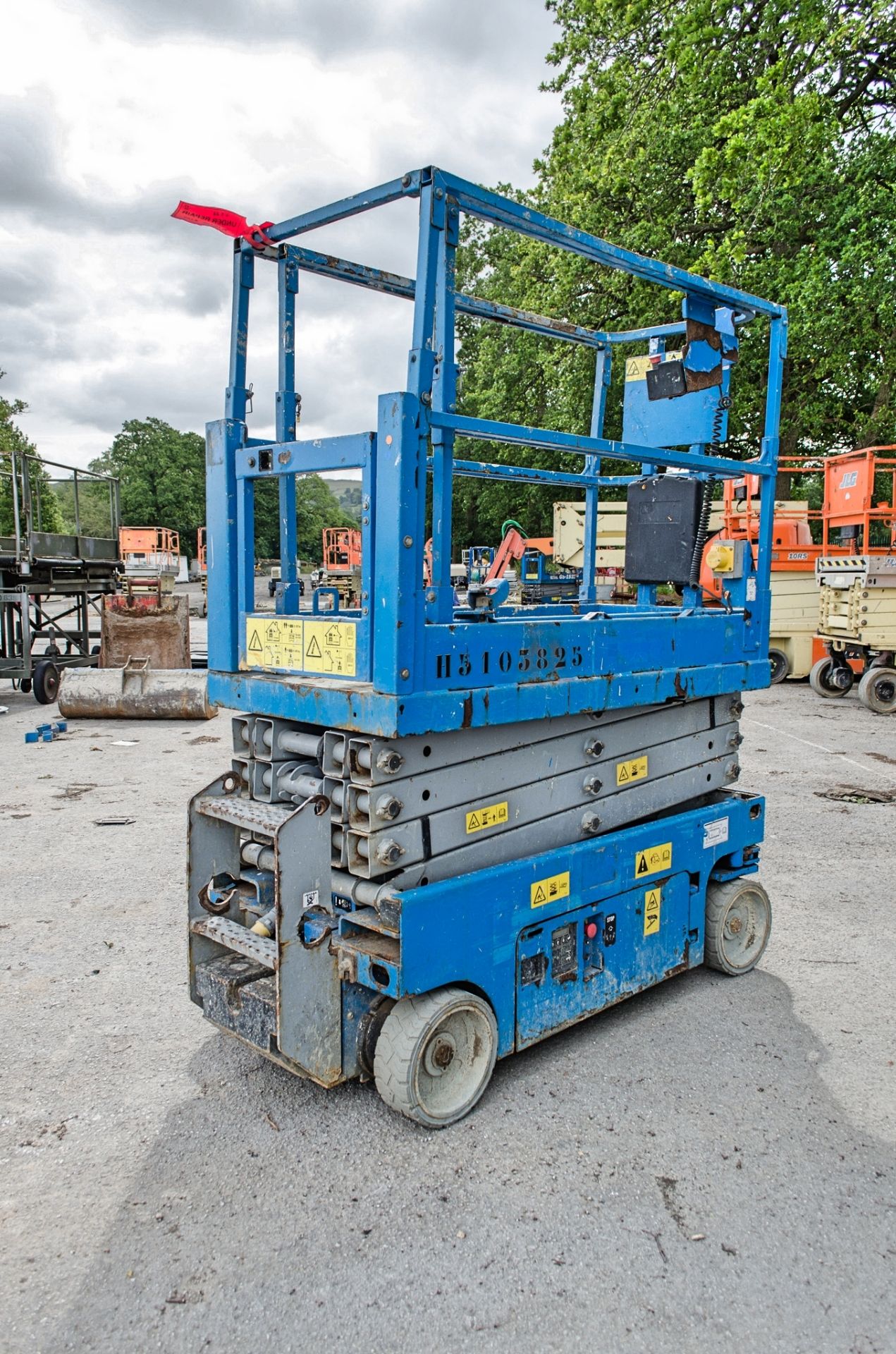 Genie GS1932 battery electric scissor lift access platform Year: 2014 S/N: 15918 Recorded Hours: 224 - Image 3 of 10