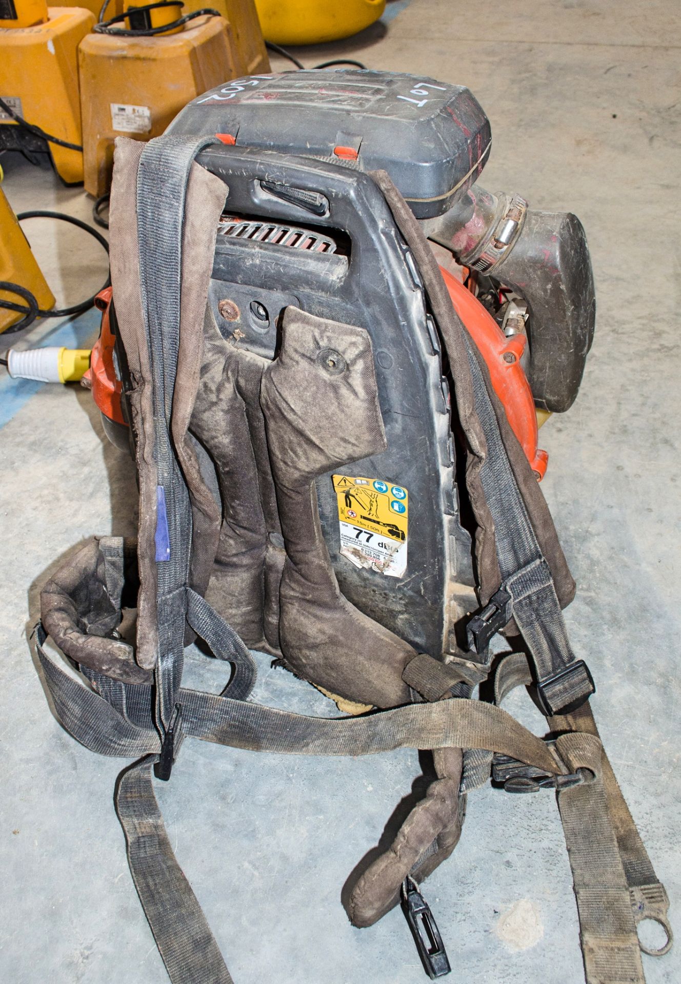 Husqvarna 570BTS petrol driven back pack leaf blower ** Pipe broken off ** 12081096 - Image 2 of 2