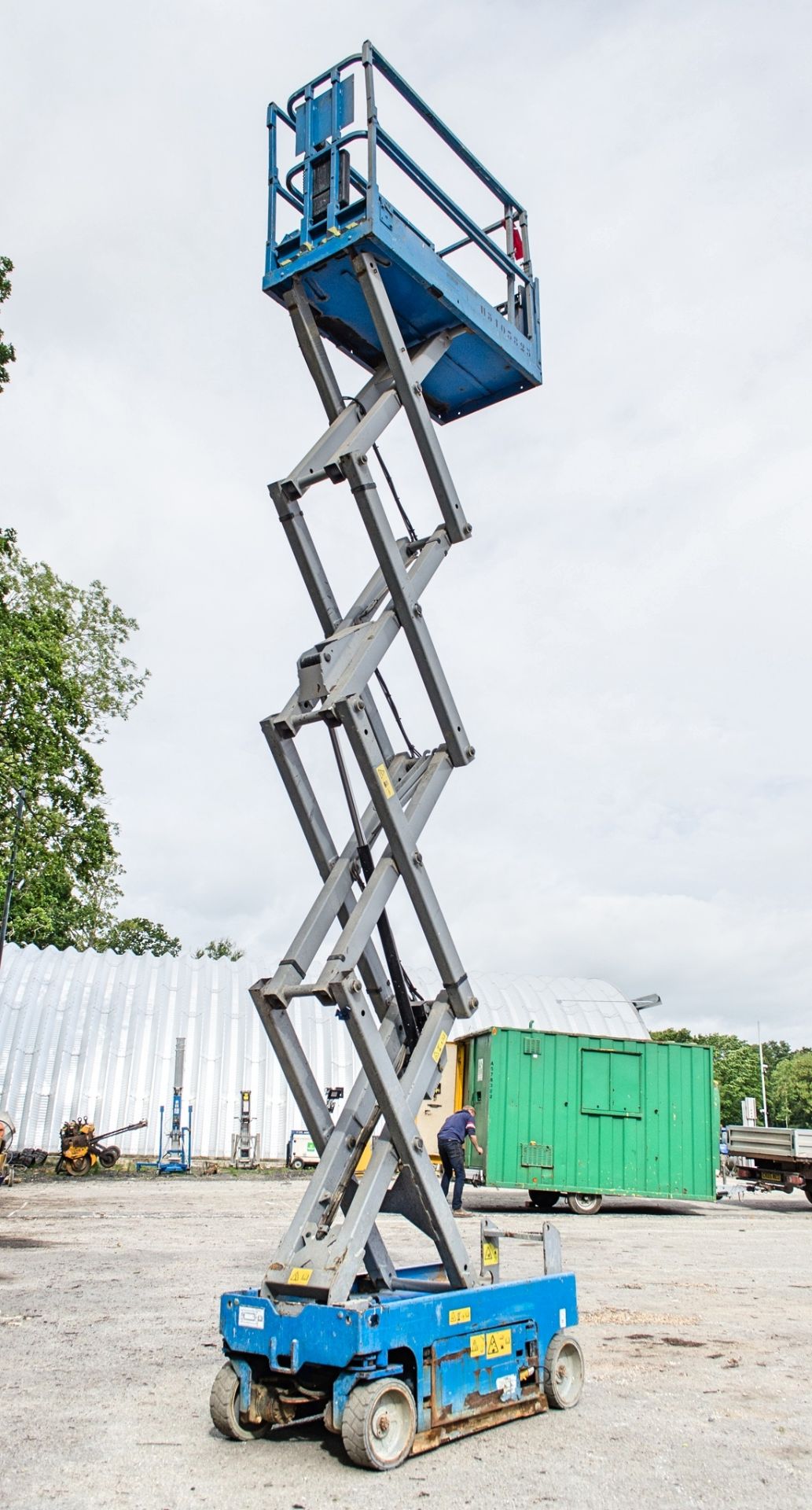 Genie GS1932 battery electric scissor lift access platform Year: 2014 S/N: 15918 Recorded Hours: 224 - Image 5 of 10