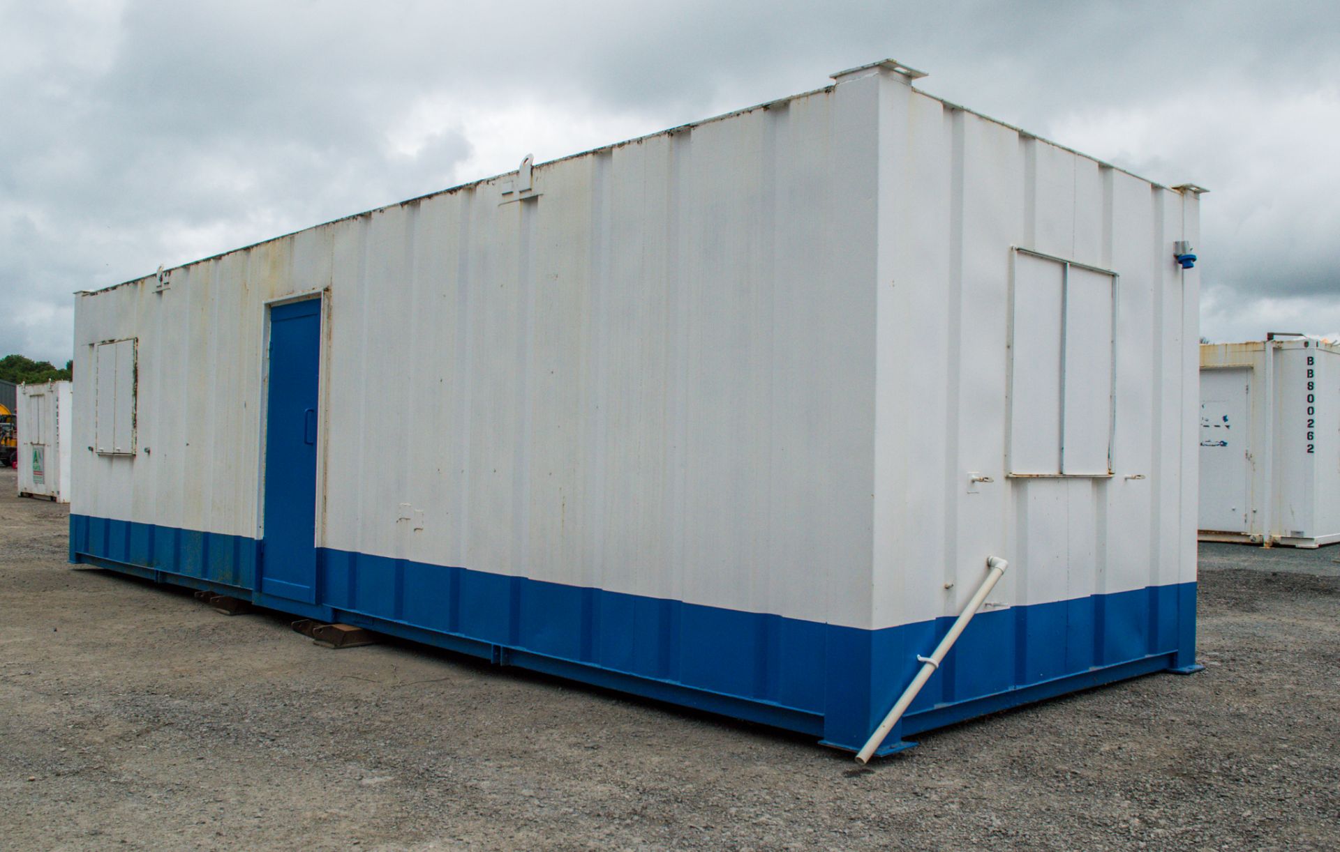 32ft x 10ft steel anti office site unit ** No keys but the doors are unlocked ** GT30212 - Image 2 of 6