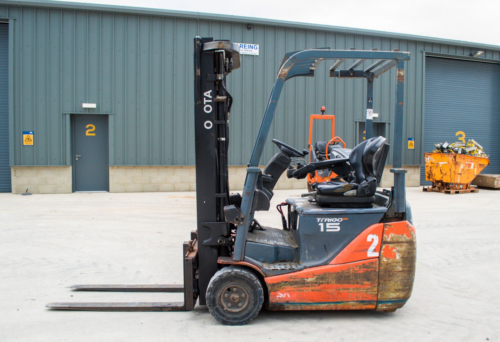 Toyota 8FBET 15 1.5 tonne electric fork lift truck  Year: 2015 S/N: 16539 Recorded Hours: 8545 ** No - Image 8 of 18
