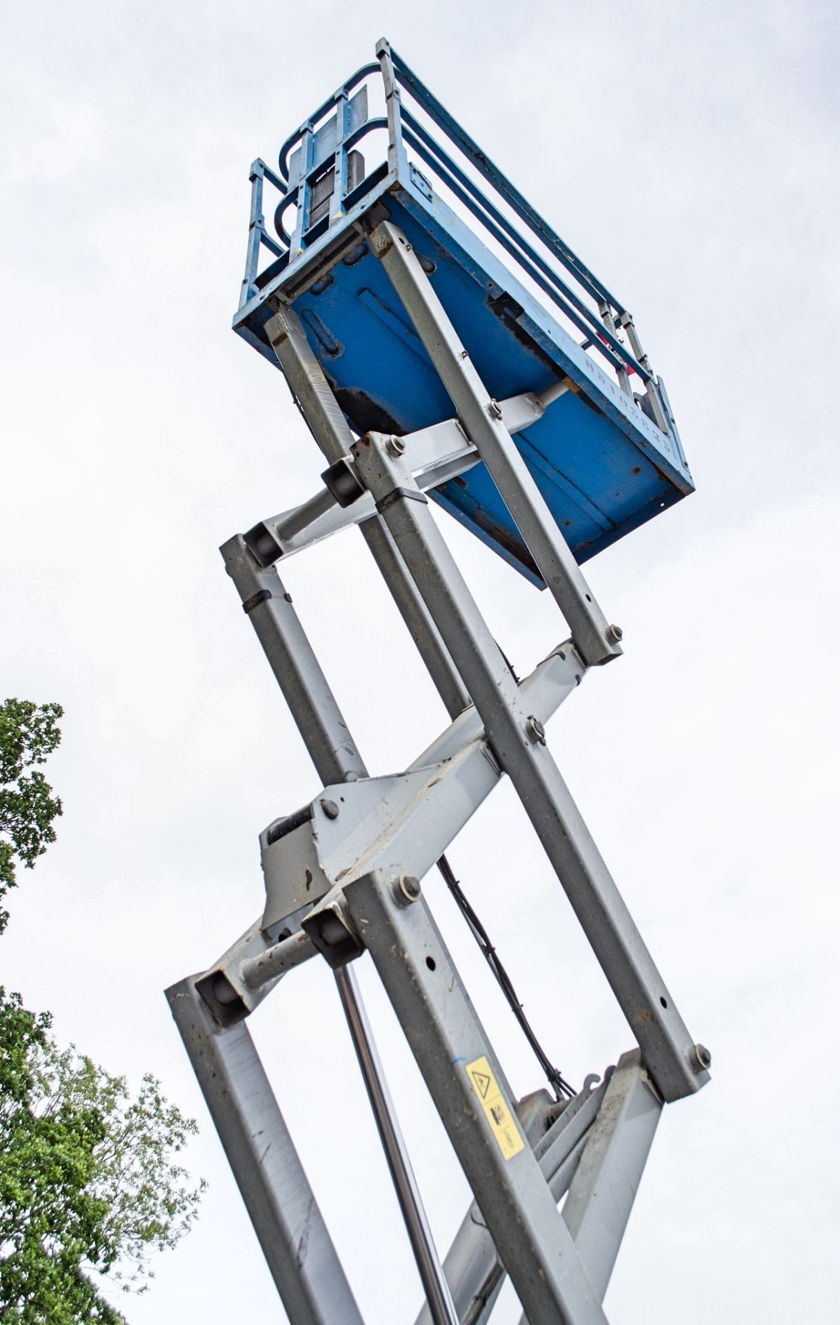 Genie GS1932 battery electric scissor lift access platform Year: 2014 S/N: 15918 Recorded Hours: 224 - Image 6 of 10