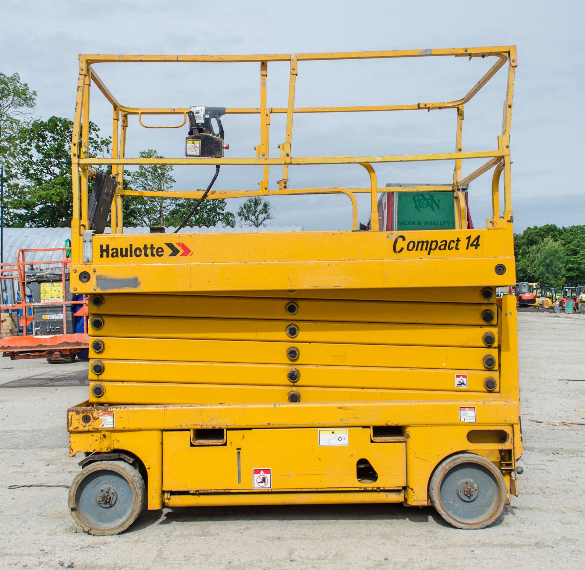 Haulotte Compact 14 battery electric scissor lift Year: 2010 S/N: CE143402 Recorded hours: 481 - Image 6 of 10