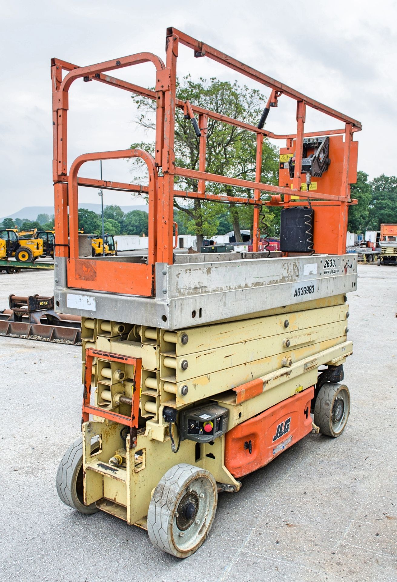 JLG 2630ES battery electric scissor lift access platform Year: 2014 S/N: 237650 Recorded Hours: - Image 3 of 10