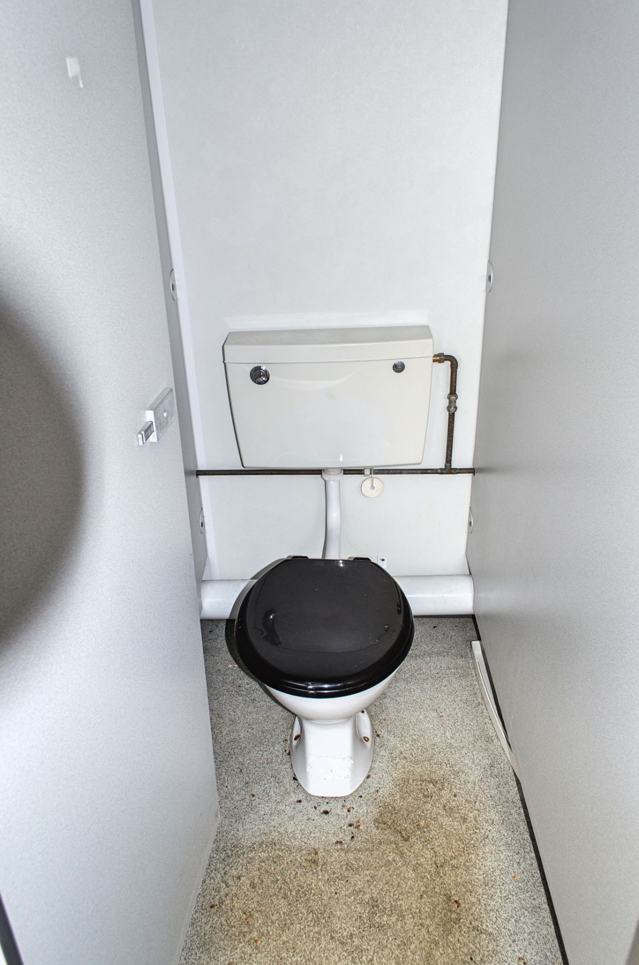 16 ft x 9 ft steel 3 + 1 toilet site unit Comprising of: Gents toilet (3 - cubicles, 3 - urinals & 2 - Image 7 of 11
