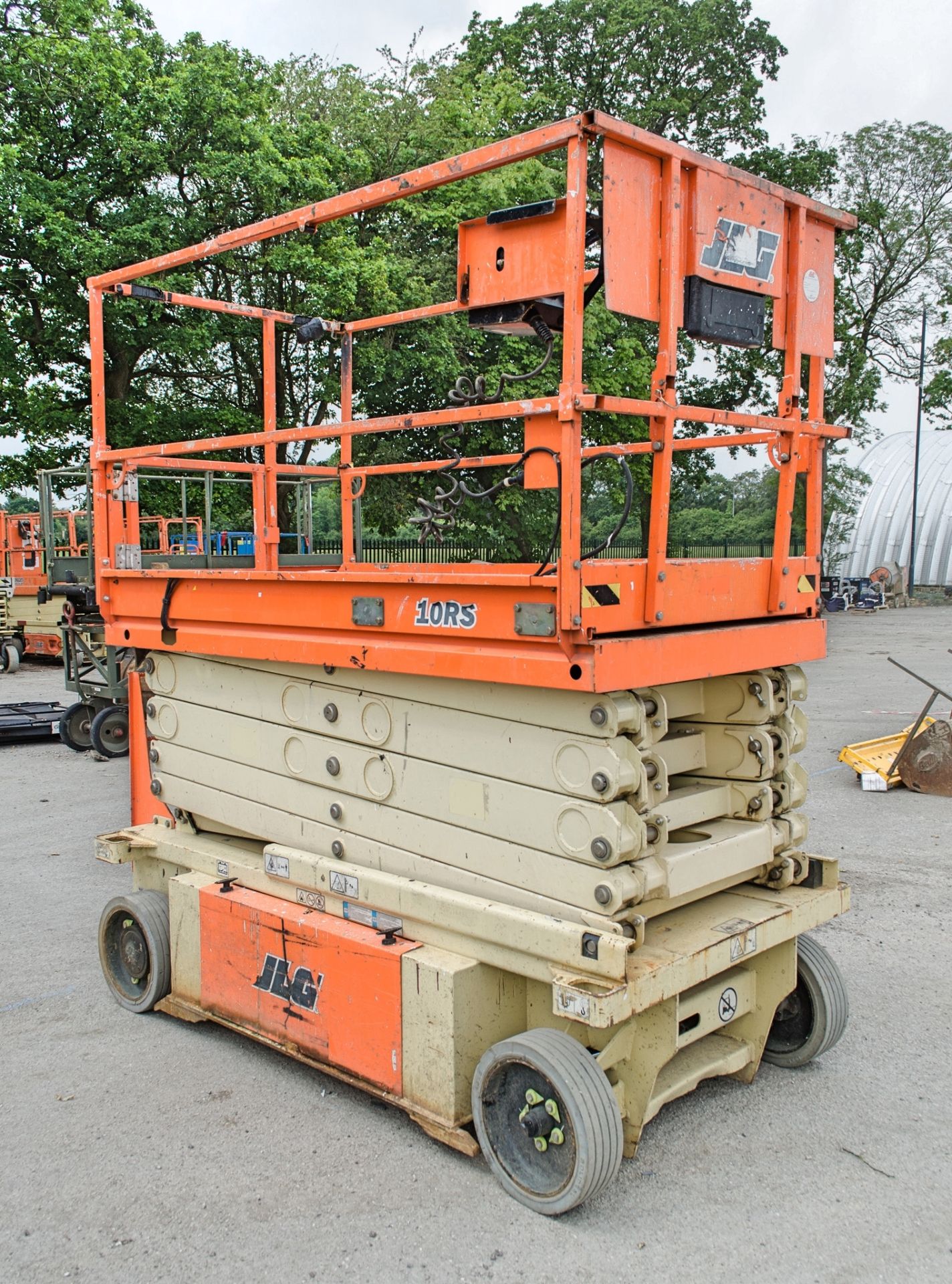JLG 10RS battery electric scissor lift access platform Year: 2014 S/N: 16498 Recorded Hours: 369 - Image 3 of 9
