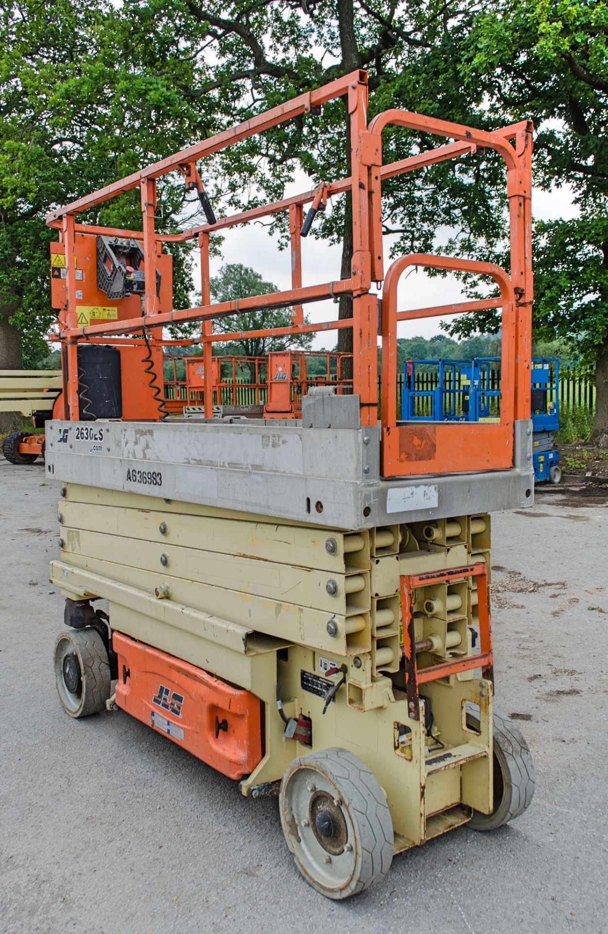 JLG 2630ES battery electric scissor lift access platform Year: 2014 S/N: 237650 Recorded Hours: - Image 2 of 10
