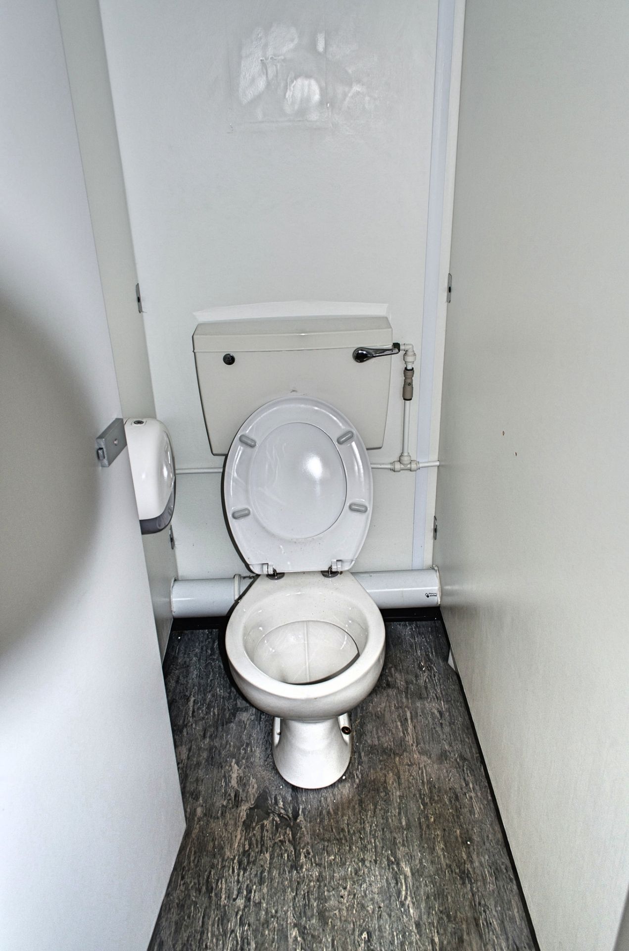 21 ft x 9 ft steel anti vandal jack leg 4 + 1 toilet site unit Comprising of: Gents toilet (4 - - Image 9 of 11