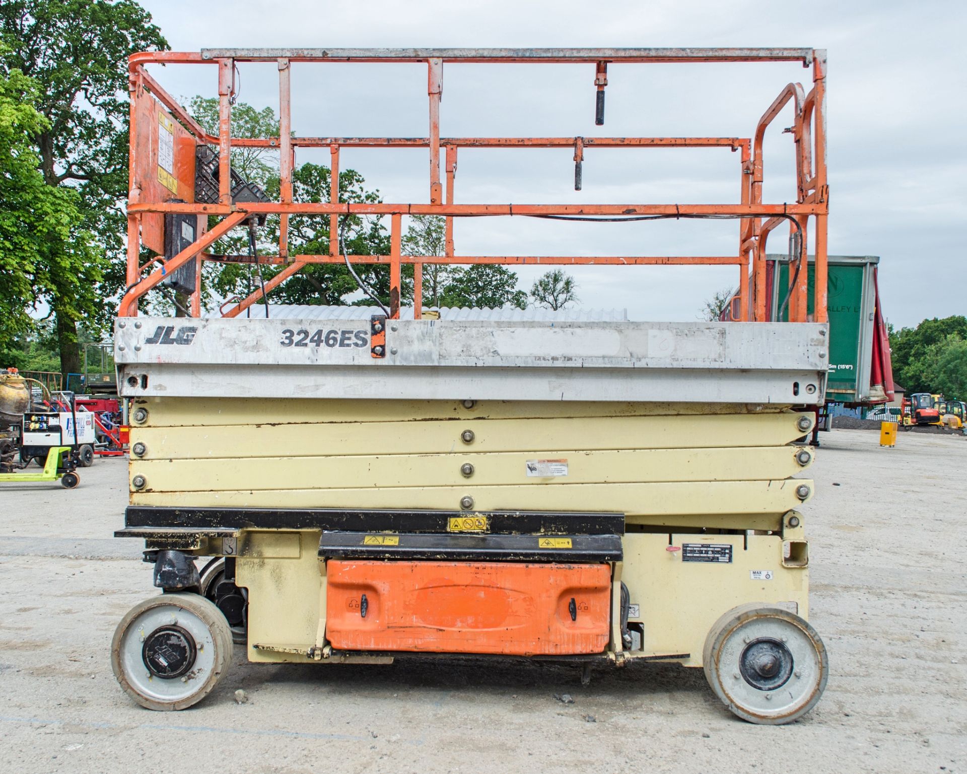 JLG 3246 ES battery electric scissor lift Year: 2006 S/N: 1200007929 Recorded hours: 467 HYP070 - Bild 6 aus 9