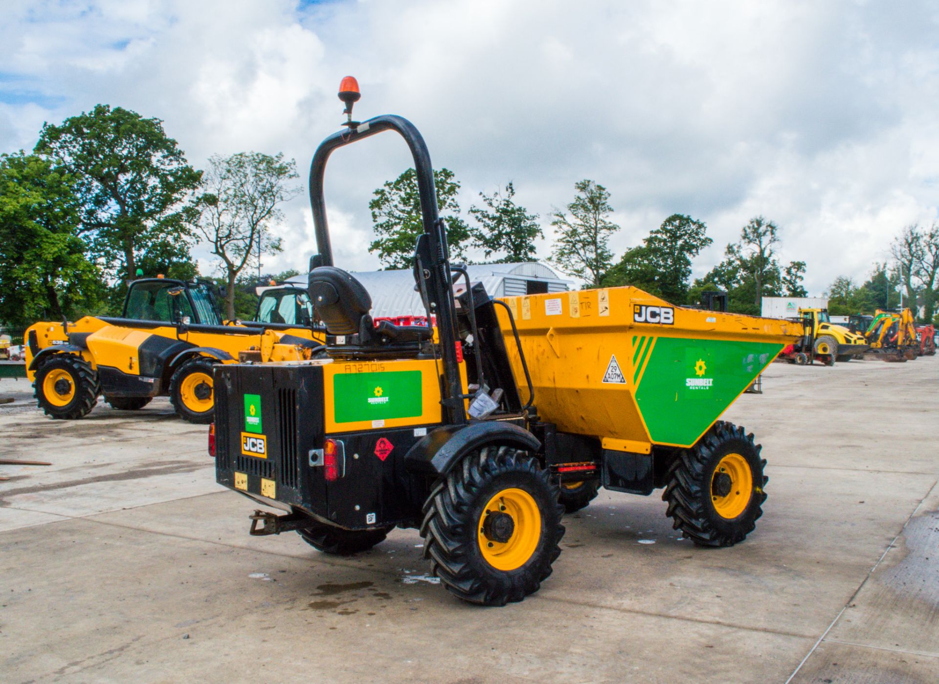 JCB 3 tonne straight skip dumper Year:2016 S/N:SLBDDDKJEGGRE0145  Recorded Hours: 836 A727015 - Image 3 of 20