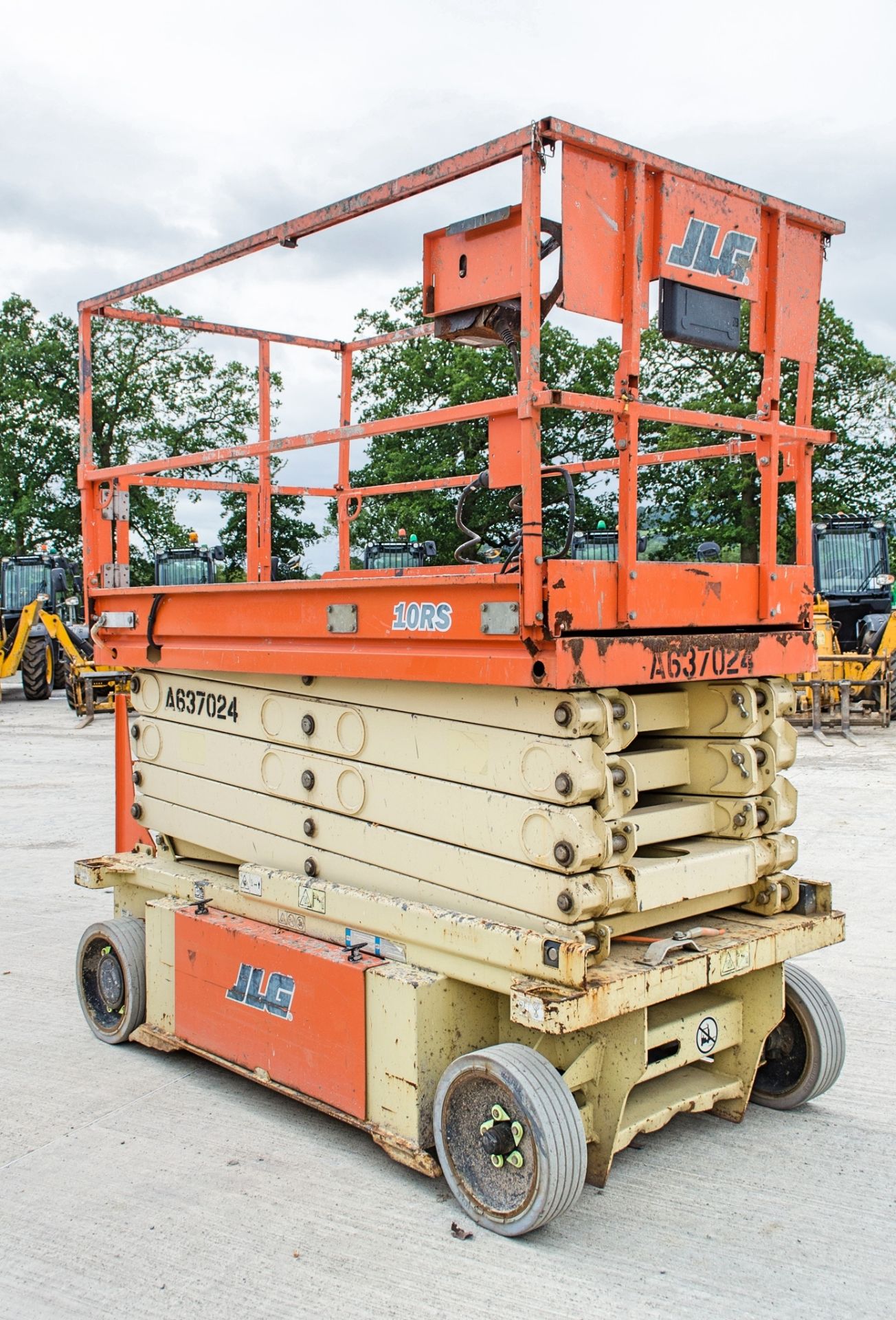 JLG 10RS battery electric scissor lift access platform Year: 2014 S/N: B200014418 Recorded Hours: - Image 4 of 10