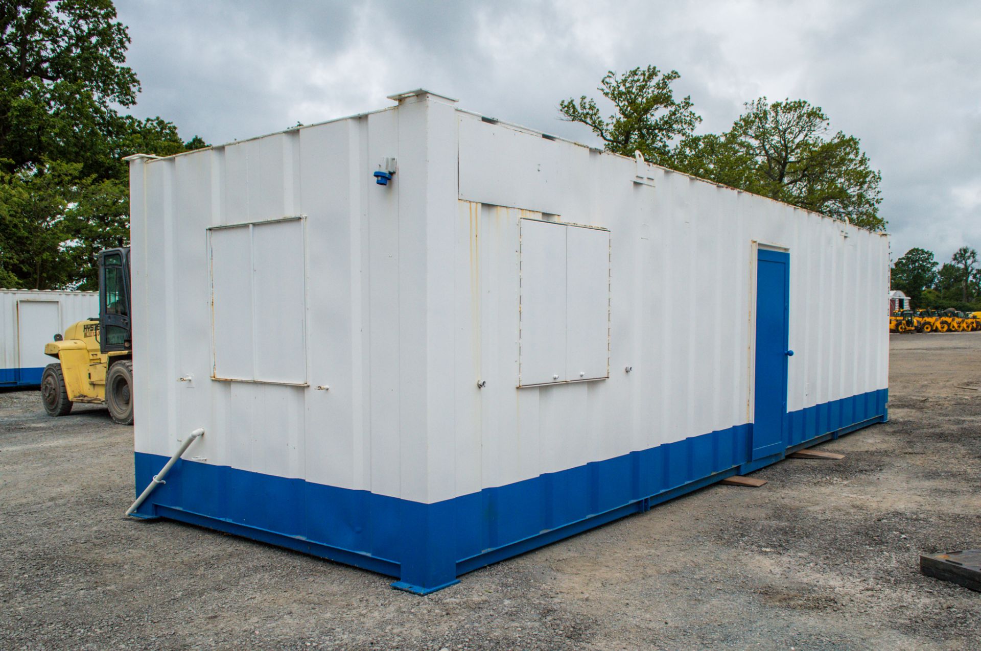 32ft x 10ft steel anti office site unit ** No keys but the doors are unlocked ** GT30212 - Image 3 of 6