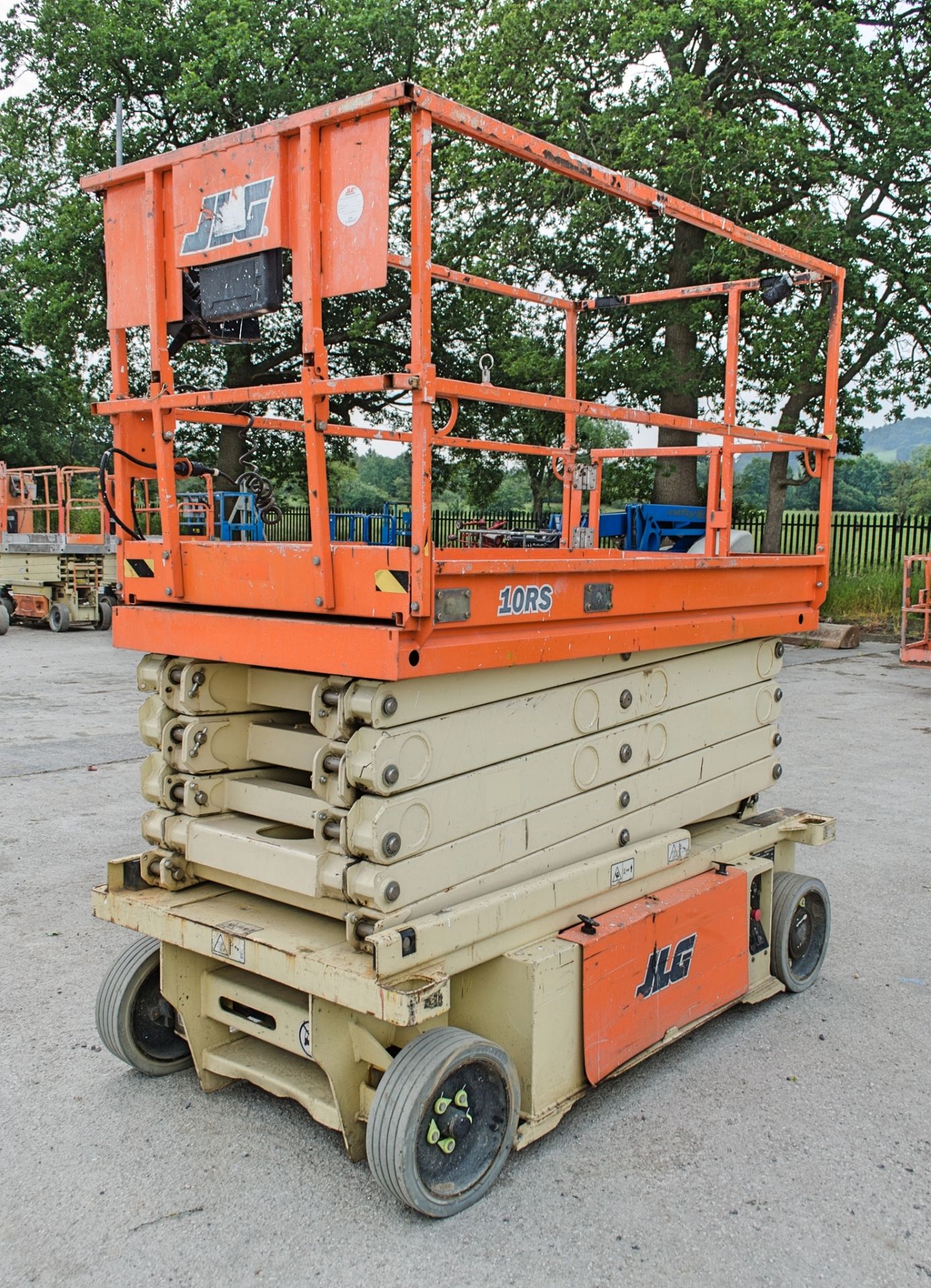 JLG 10RS battery electric scissor lift access platform Year: 2014 S/N: 16498 Recorded Hours: 369 - Image 4 of 9
