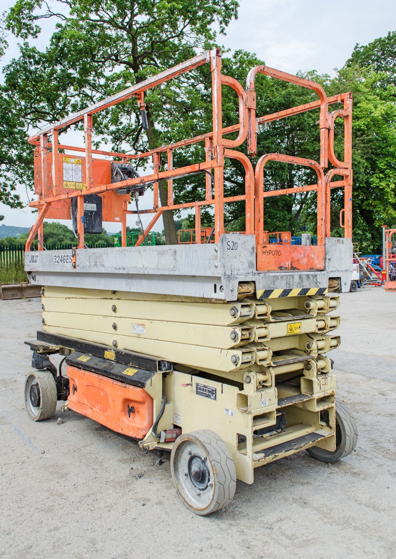 JLG 3246 ES battery electric scissor lift Year: 2006 S/N: 1200007929 Recorded hours: 467 HYP070 - Bild 2 aus 9