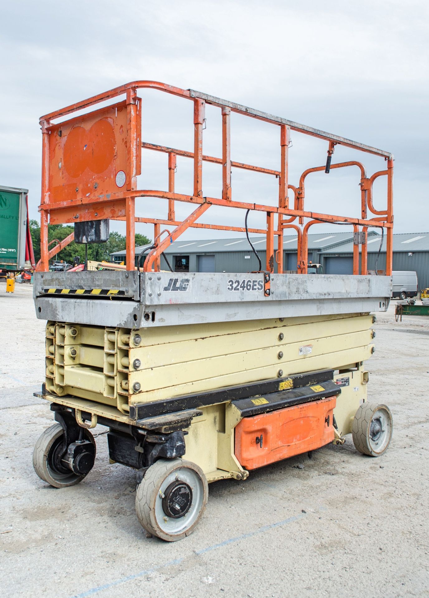 JLG 3246 ES battery electric scissor lift Year: 2006 S/N: 1200007929 Recorded hours: 467 HYP070 - Image 3 of 9