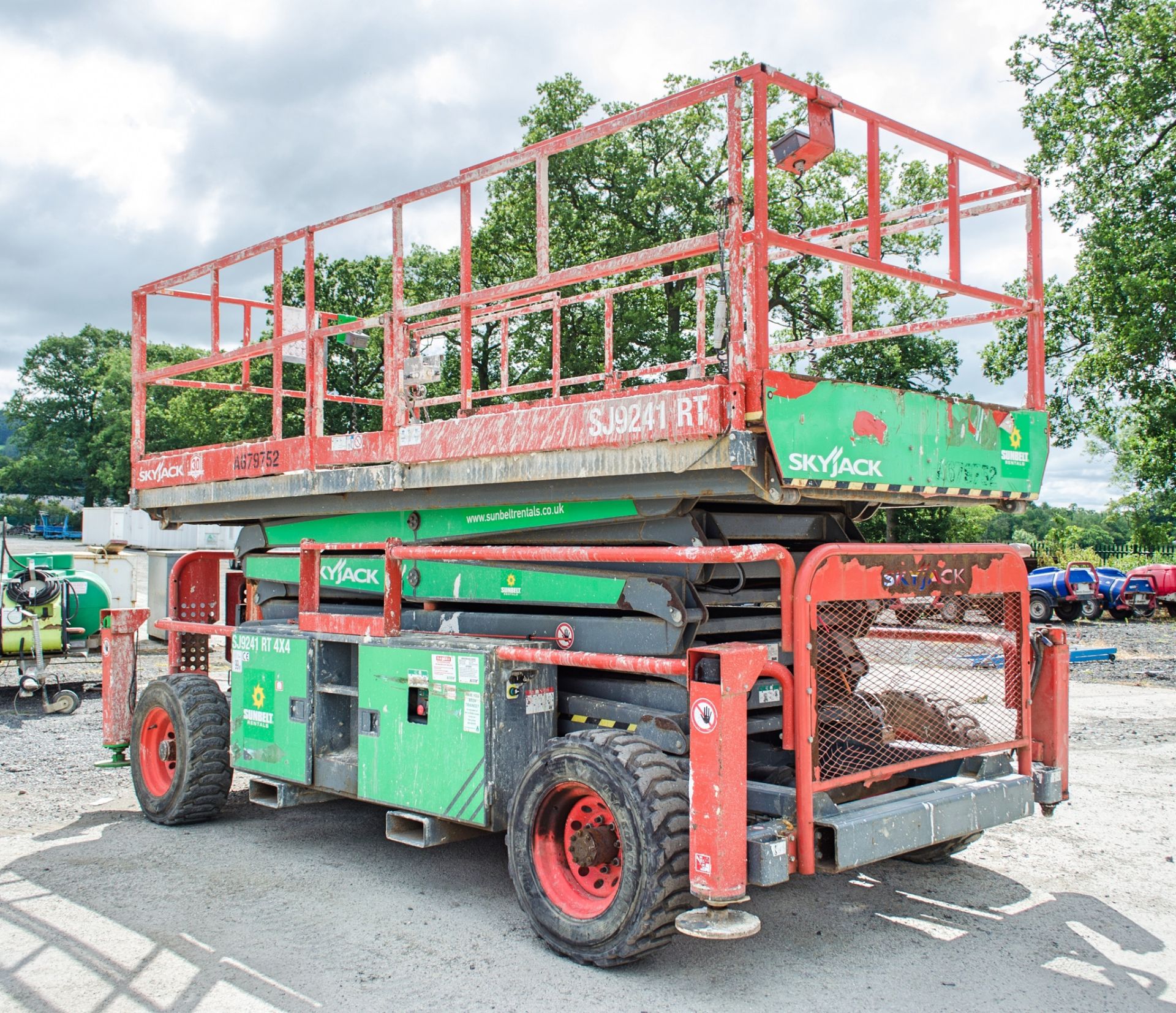 Skyjack SJ9241 RT 4x4 diesel driven scissor lift access platform Year: 2015 S/N: 55000109 A679752 - Image 4 of 21