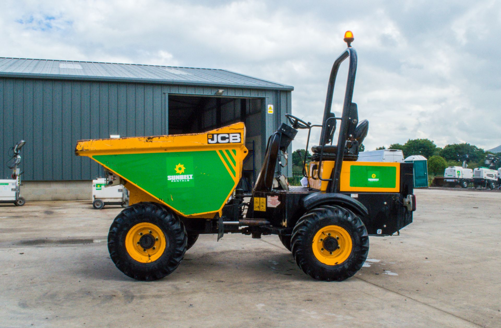 JCB 3 tonne straight skip dumper Year:2016 S/N:SLBDDDKJEGGRE0145  Recorded Hours: 836 A727015 - Image 7 of 20