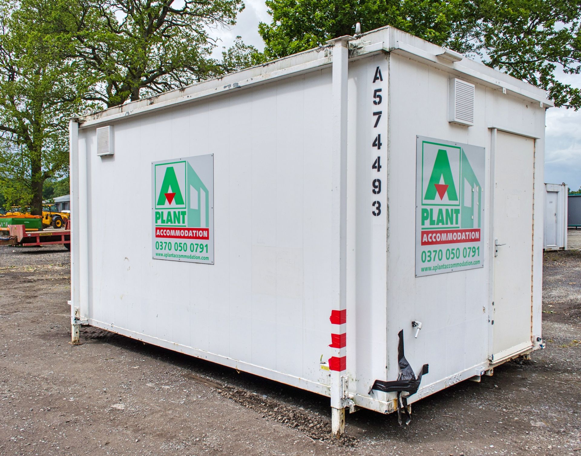 16 ft x 9 ft steel 3 + 1 toilet site unit Comprising of: Gents toilet (3 - cubicles, 3 - urinals & 2 - Image 3 of 11