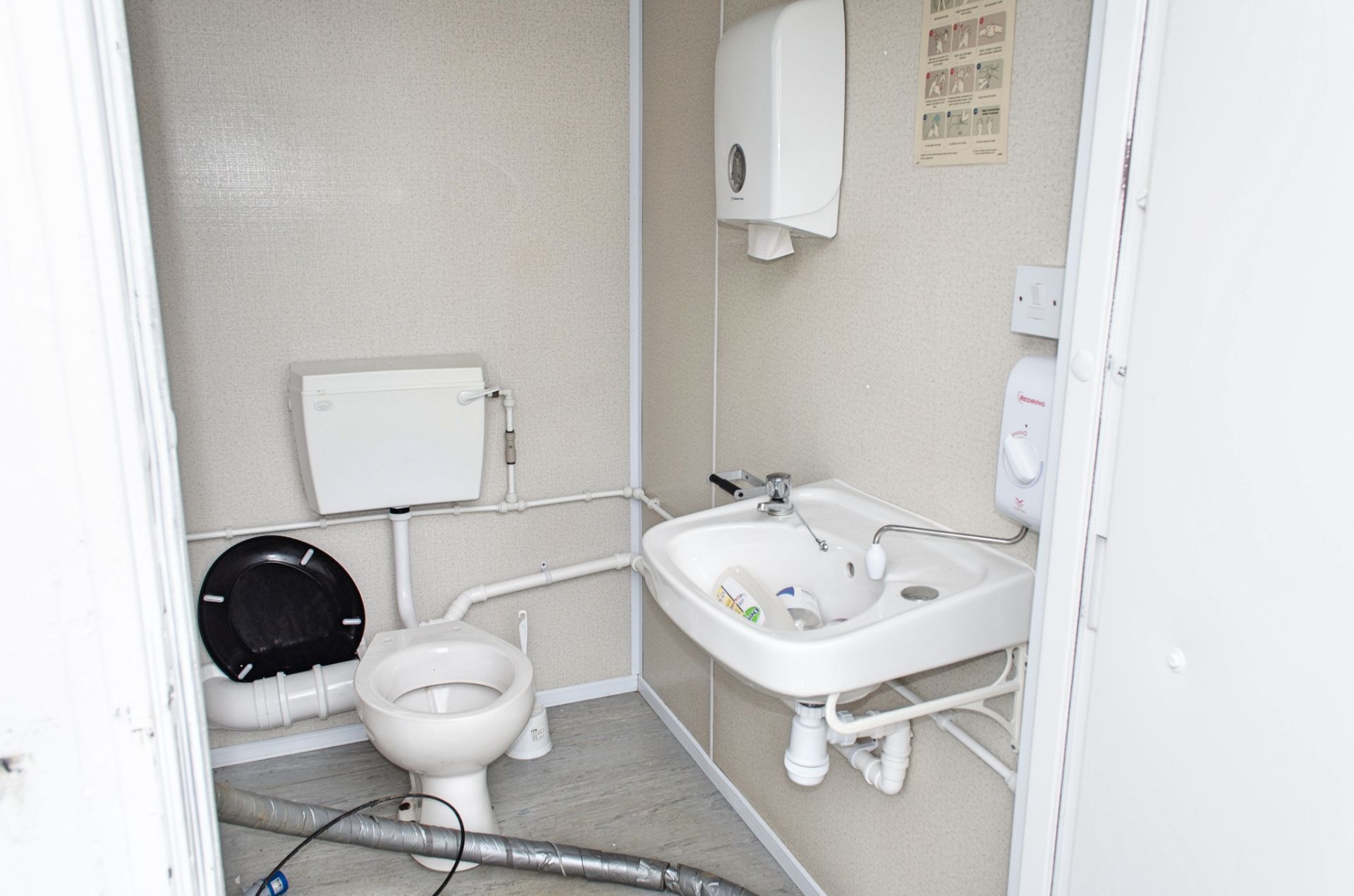 13 ft x 9 ft steel 2 + 1 toilet site unit Comprising of: Gents toilet (2 - cubicles, 2 - sinks & 2 - - Image 9 of 9