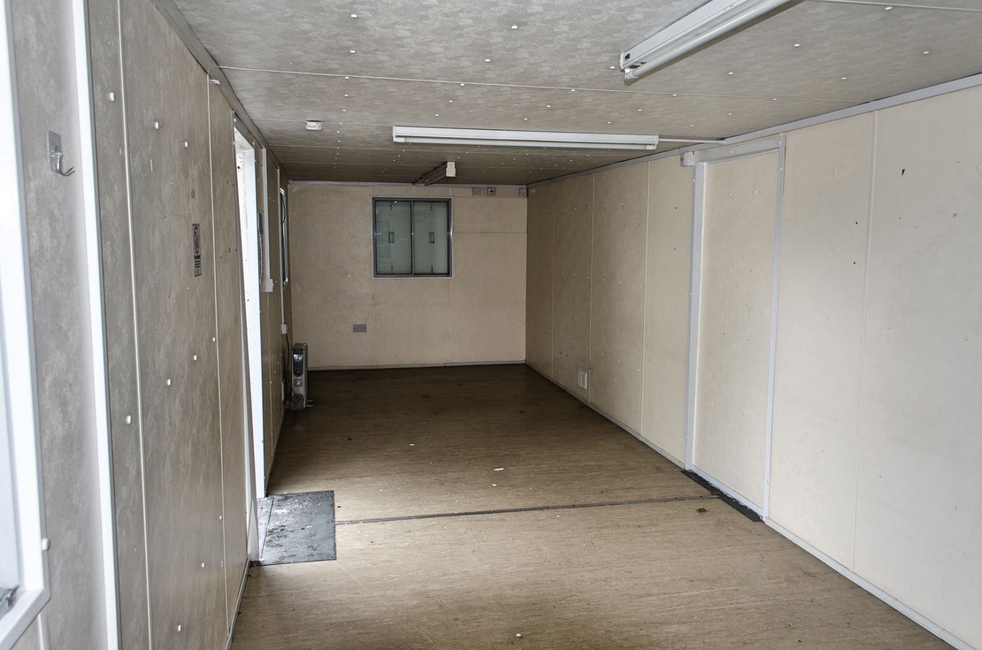 32 ft x 10 ft steel anti vandal office site unit A579645 ** External door missing ** - Image 6 of 6