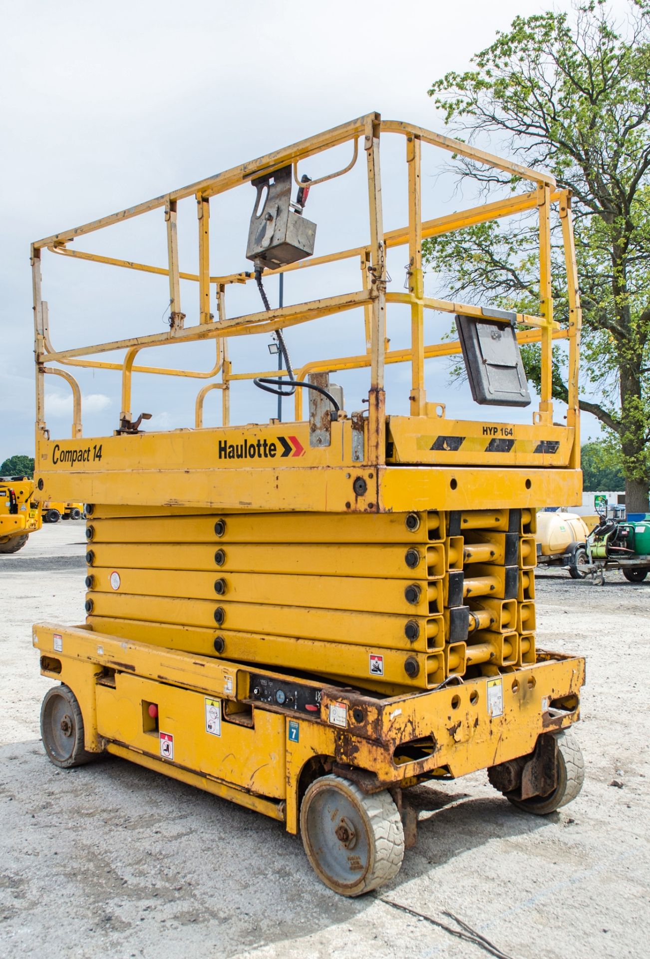 Haulotte Compact 14 battery electric scissor lift Year: 2010 S/N: CE143402 Recorded hours: 481 - Image 4 of 10