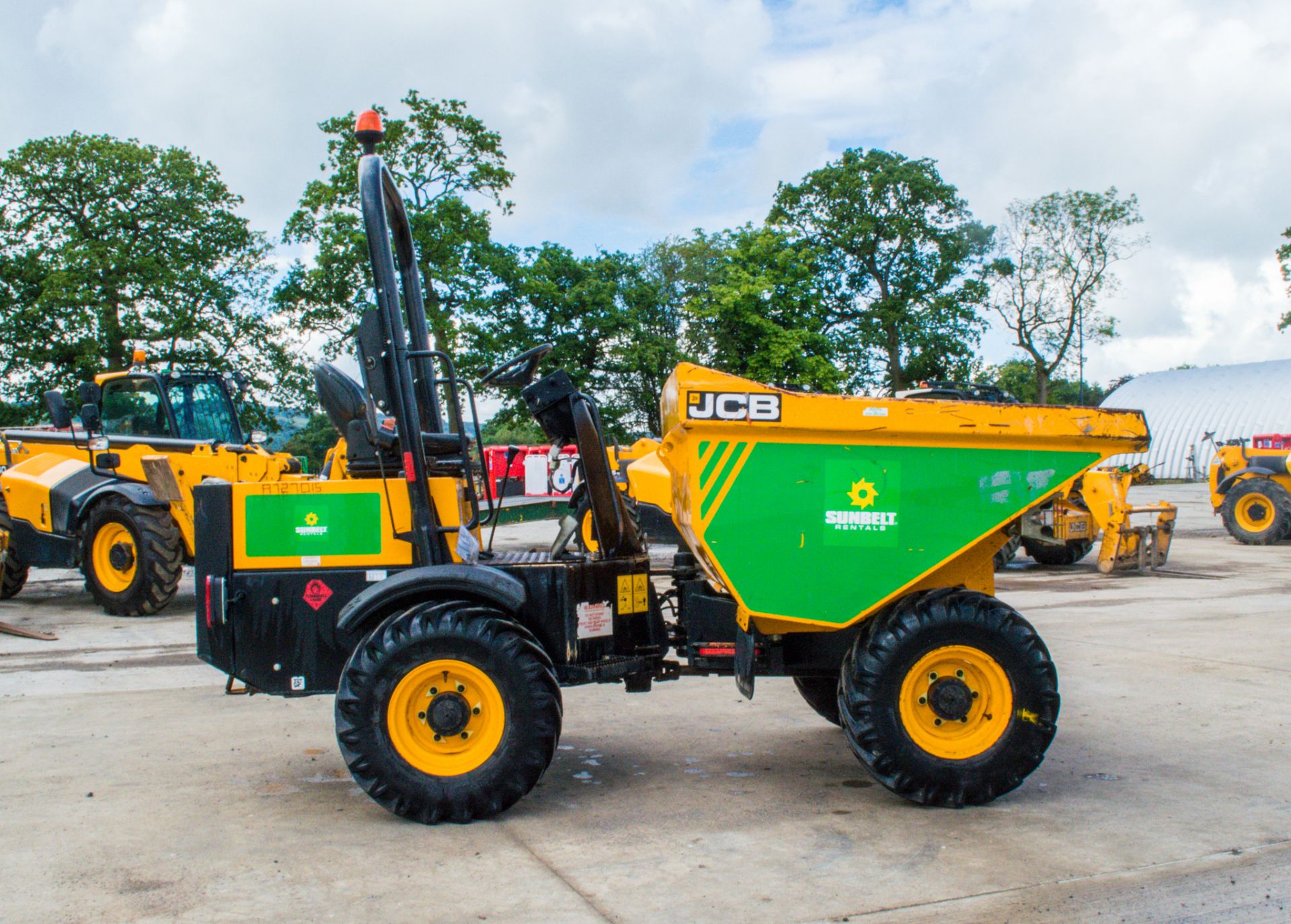 JCB 3 tonne straight skip dumper Year:2016 S/N:SLBDDDKJEGGRE0145  Recorded Hours: 836 A727015 - Image 8 of 20