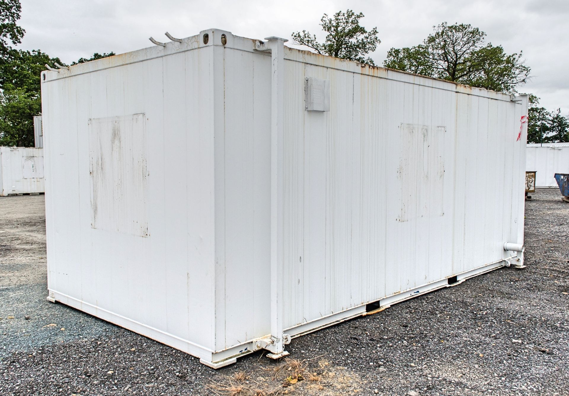 21 ft x 9 ft steel anti vandal jack leg 4 + 1 toilet site unit Comprising of: Gents toilet (4 - - Image 4 of 11