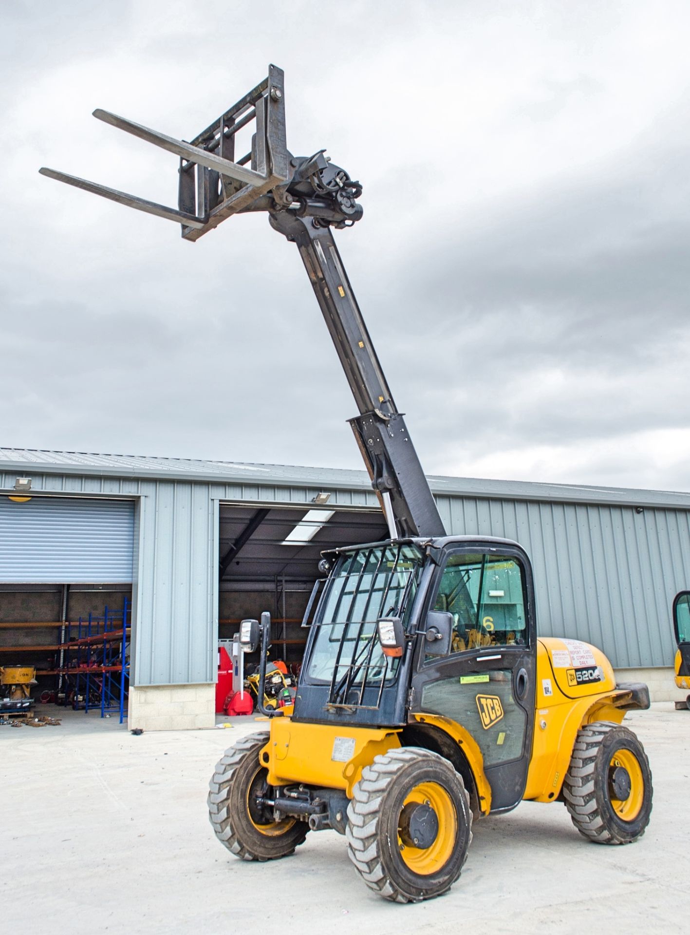 JCB 520-40 4 metre telescopic handler Year: 2008 S/N: 1014369 Recorded Hours: 4290 096569 - Image 9 of 20