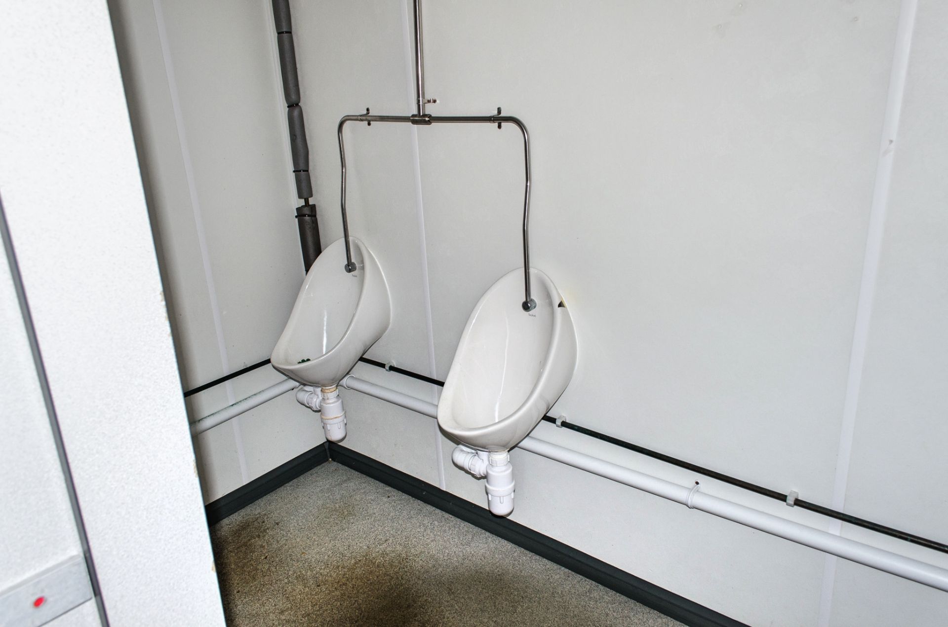 16 ft x 9 ft steel 3 + 1 toilet site unit Comprising of: Gents toilet (3 - cubicles, 3 - urinals & 2 - Image 5 of 11