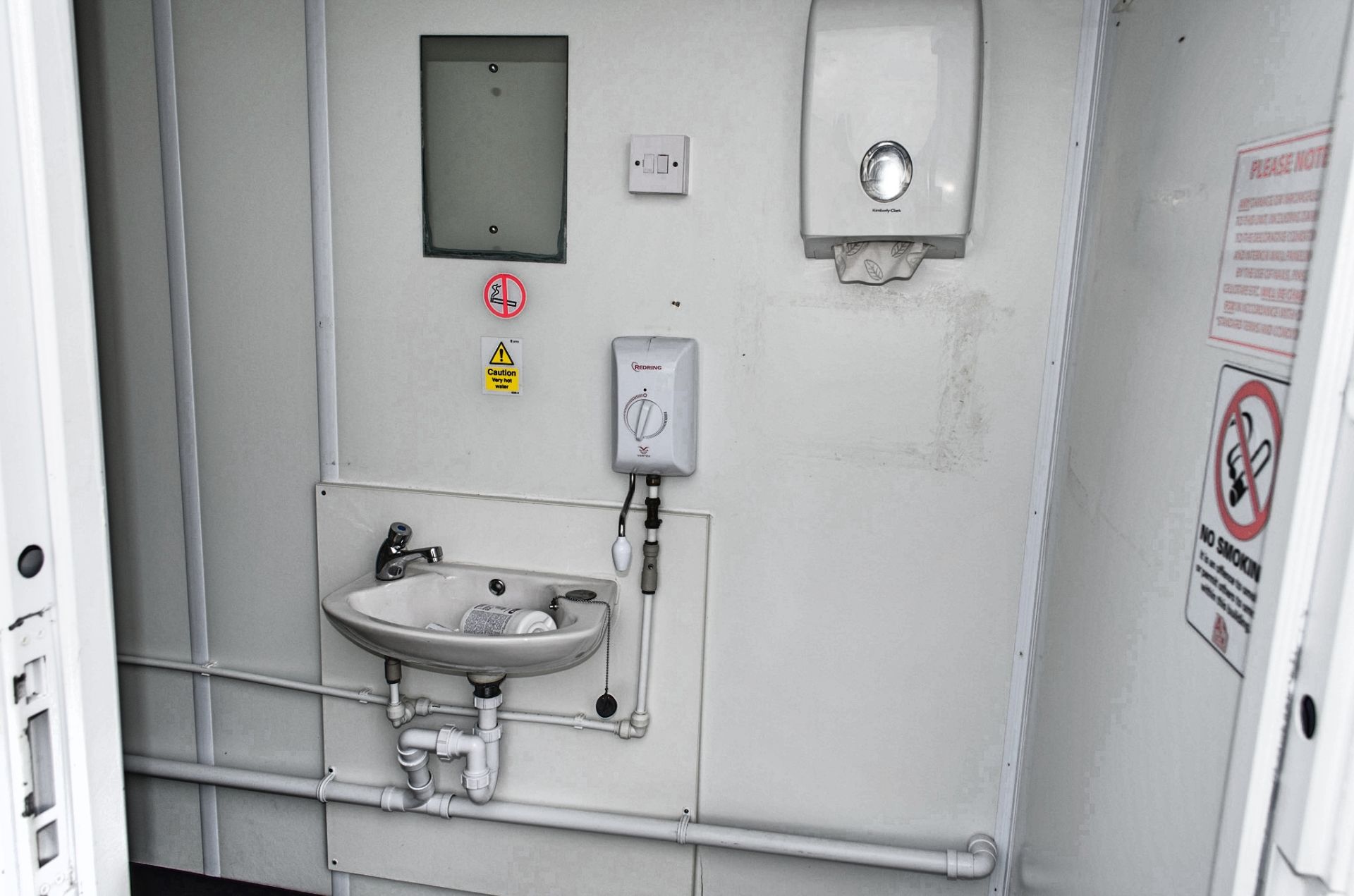 21 ft x 9 ft steel anti vandal jack leg 4 + 1 toilet site unit Comprising of: Gents toilet (4 - - Image 6 of 11