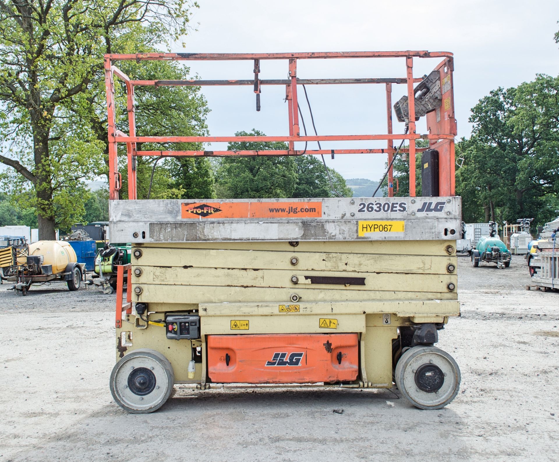 JLG 2630 ES battery electric scissor lift Year: 2006 S/N: 1200011002 Recorded hours: 355 HYP067 - Image 5 of 12