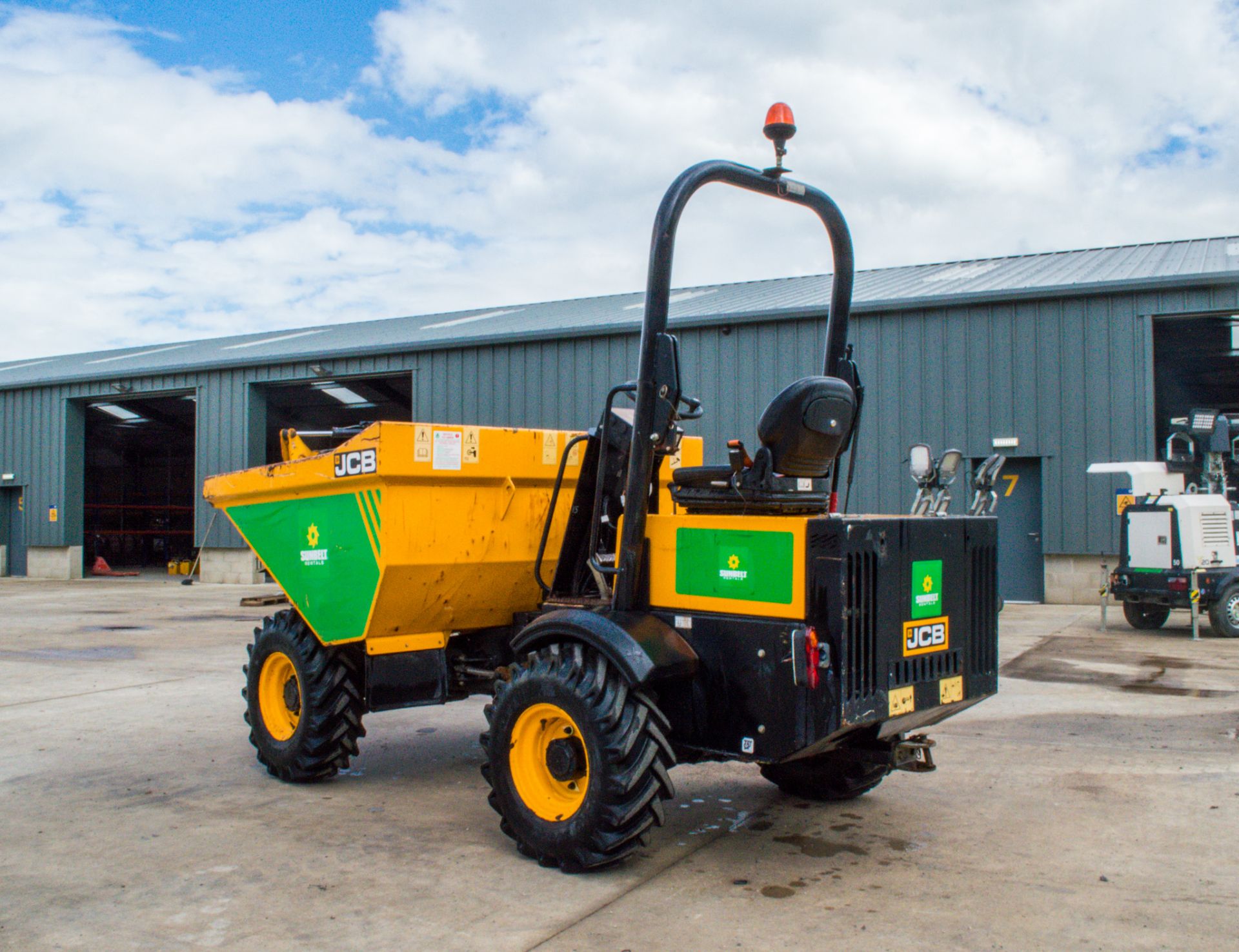 JCB 3 tonne straight skip dumper Year:2016 S/N:SLBDDDKJEGGRE0145  Recorded Hours: 836 A727015 - Image 4 of 20