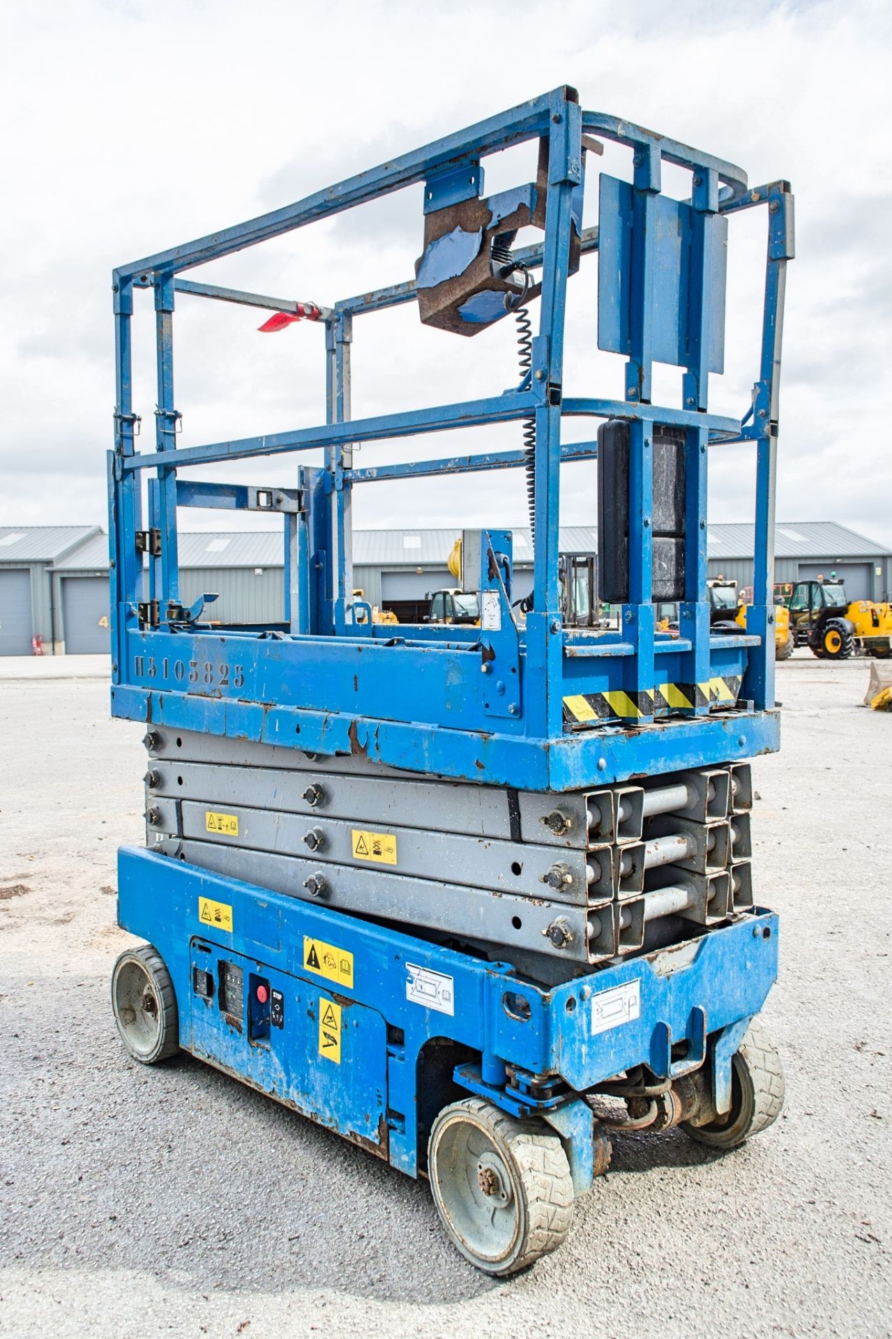 Genie GS1932 battery electric scissor lift access platform Year: 2014 S/N: 15918 Recorded Hours: 224 - Image 2 of 10