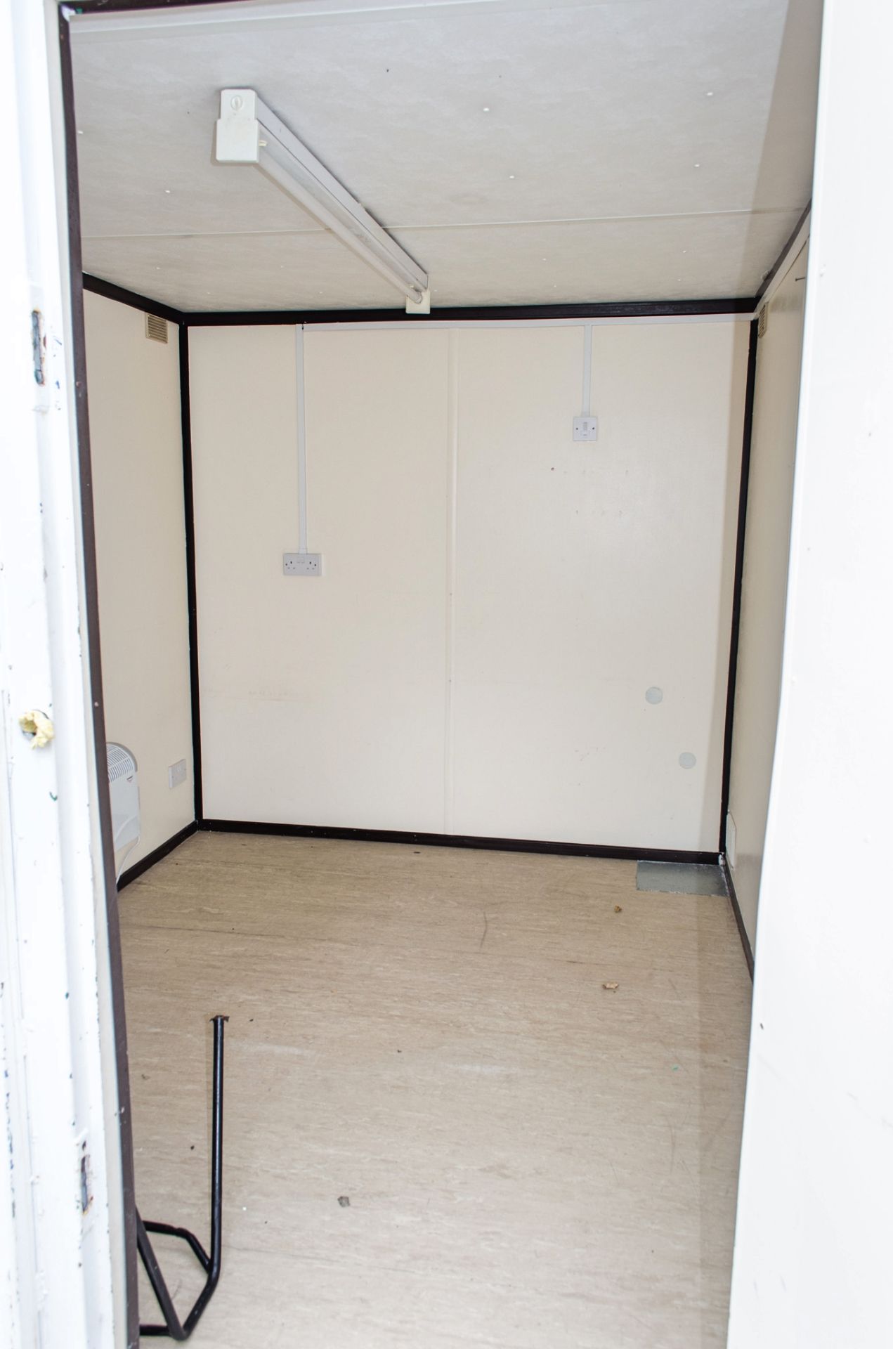10 ft x 8 ft steel anti vandal office site unit A441526 - Image 5 of 5