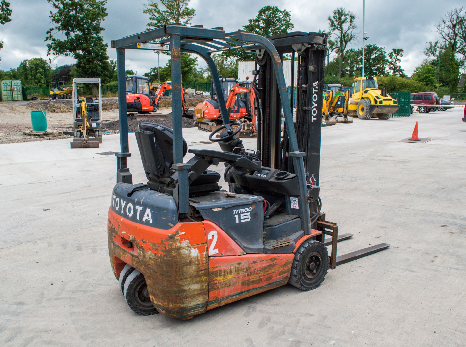 Toyota 8FBET 15 1.5 tonne electric fork lift truck  Year: 2015 S/N: 16539 Recorded Hours: 8545 ** No - Image 3 of 18