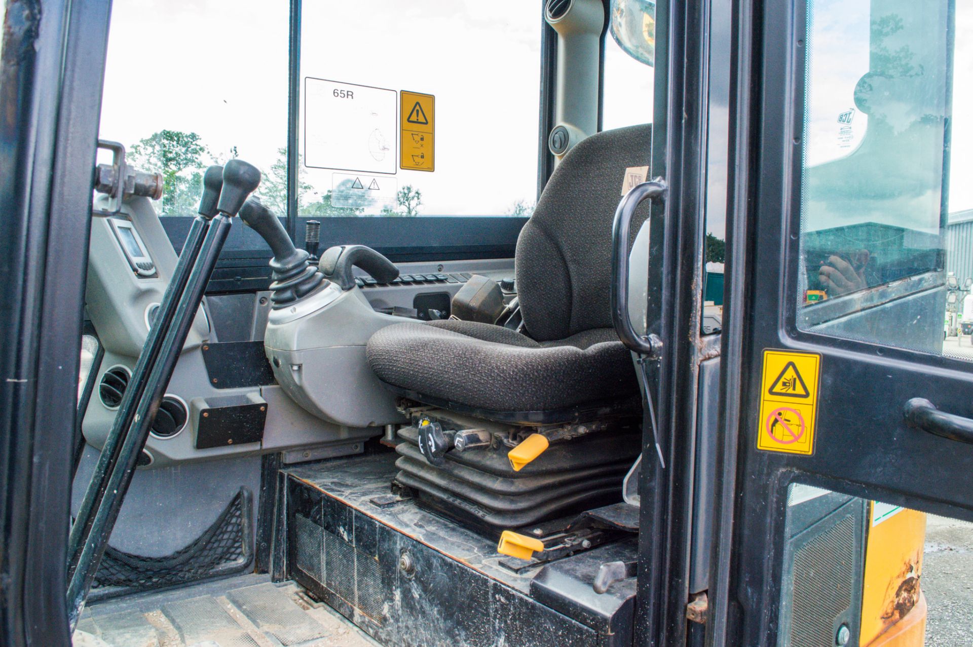 JCB 65R-1 6.5 tonne rubber tracked midi excavator Year: 2015 S/N: 914091 Recorded Hours: 1474 piped, - Image 16 of 19