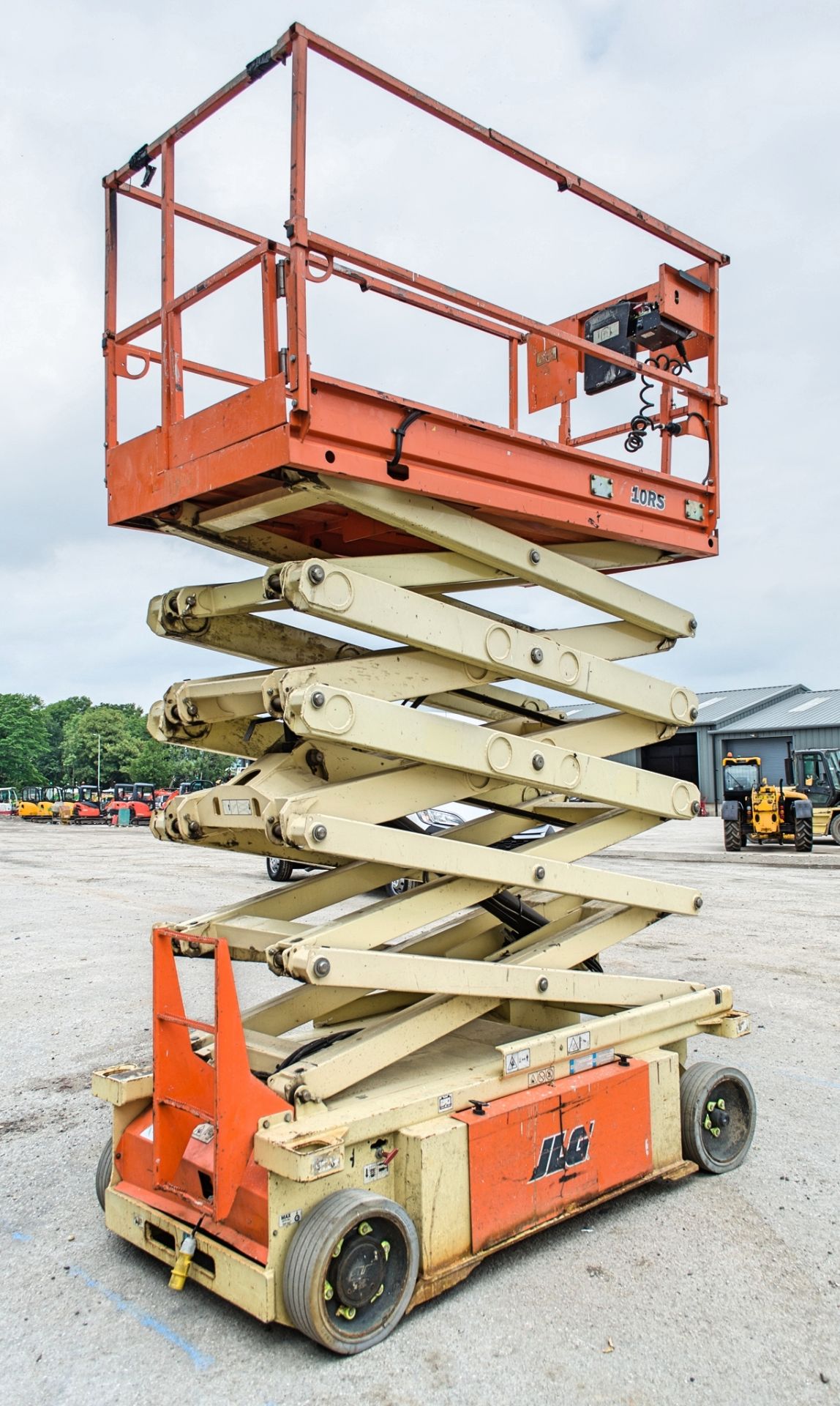 JLG 10RS battery electric scissor lift access platform Year: 2014 S/N: 16498 Recorded Hours: 369 - Image 5 of 9