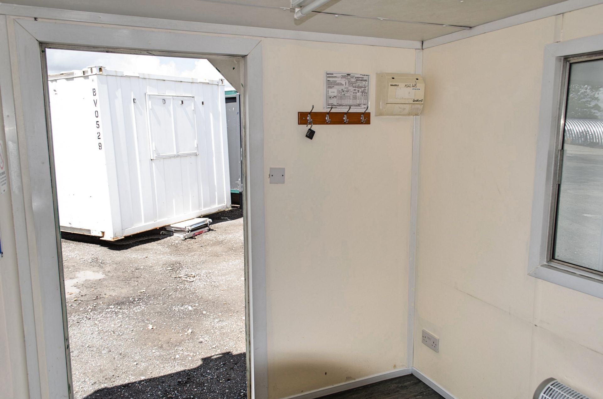 10 ft x 8 ft steel anti vandal office site unit A542468 ** No keys but unlocked ** - Image 6 of 6