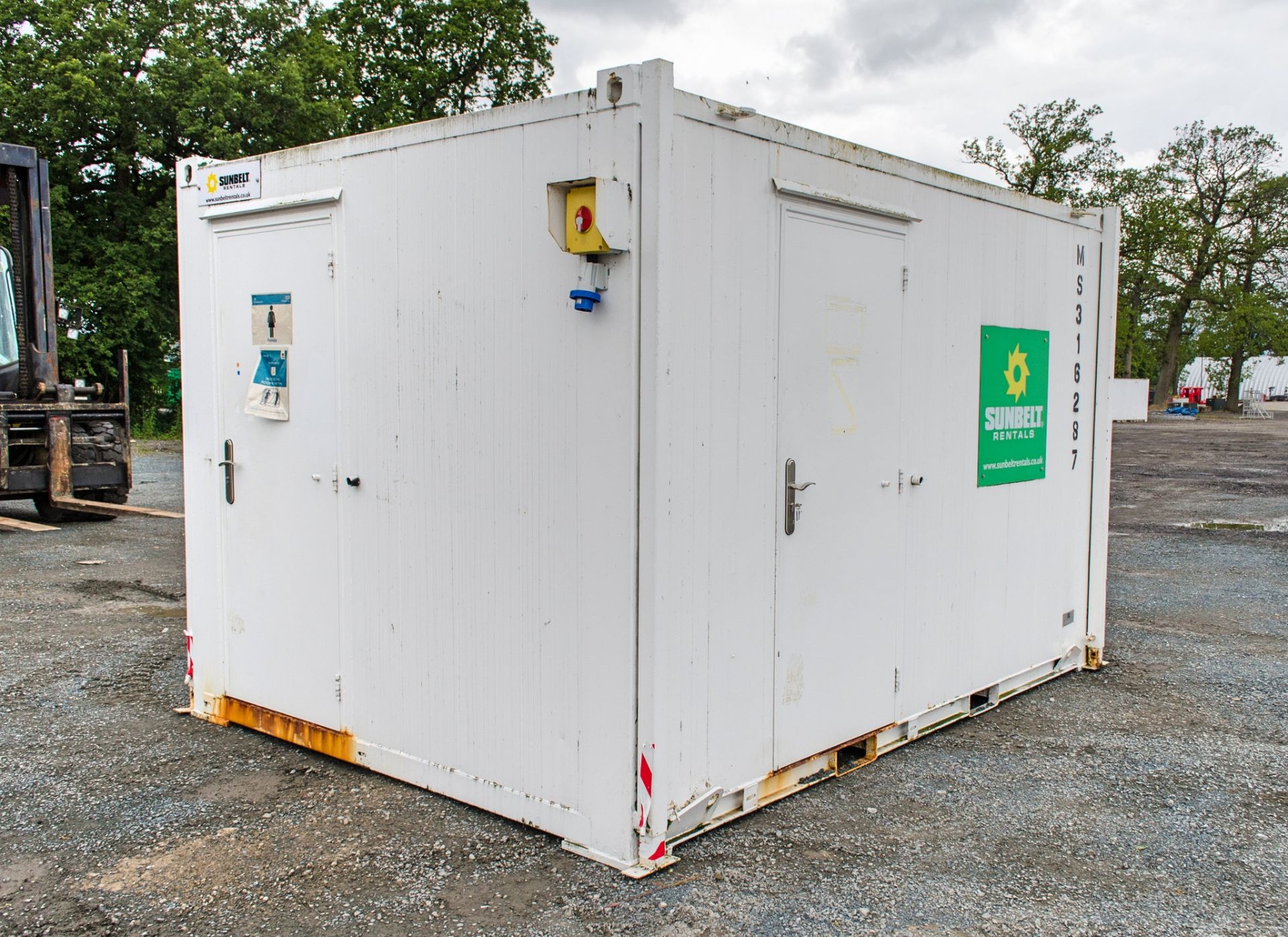 13 ft x 9 ft steel 2 + 1 toilet site unit Comprising of: Gents toilet (2 - cubicles, 2 - sinks & 2 - - Image 2 of 9