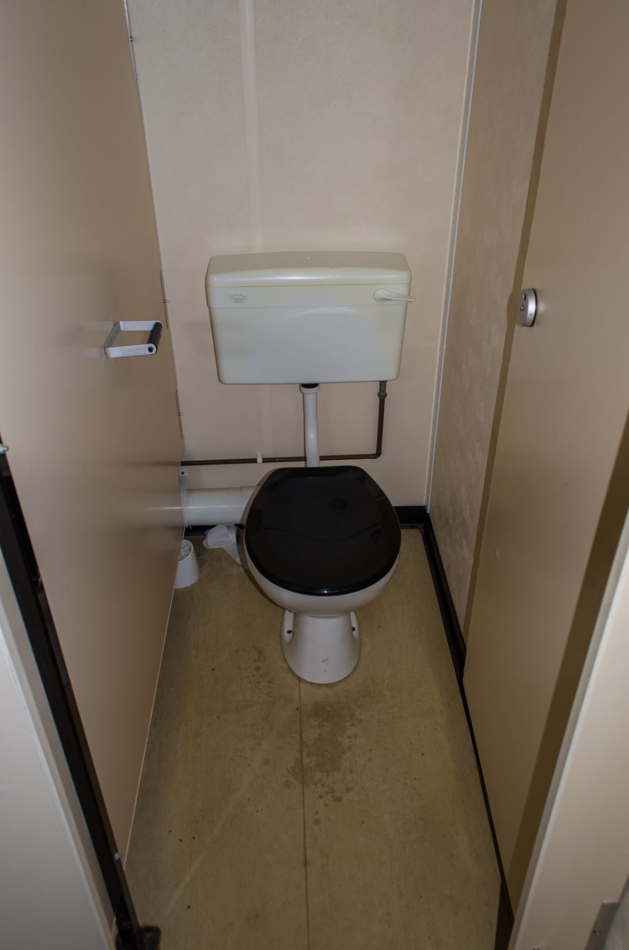 32 ft x 10 ft steel toilet/shower site unit Comprising of: Gents toilet (4 - urinals, 4 - cubicles & - Image 16 of 16