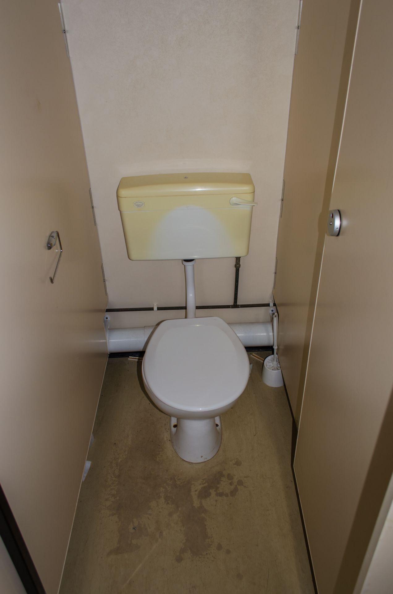 32 ft x 10 ft steel toilet/shower site unit Comprising of: Gents toilet (4 - urinals, 4 - cubicles & - Image 15 of 16