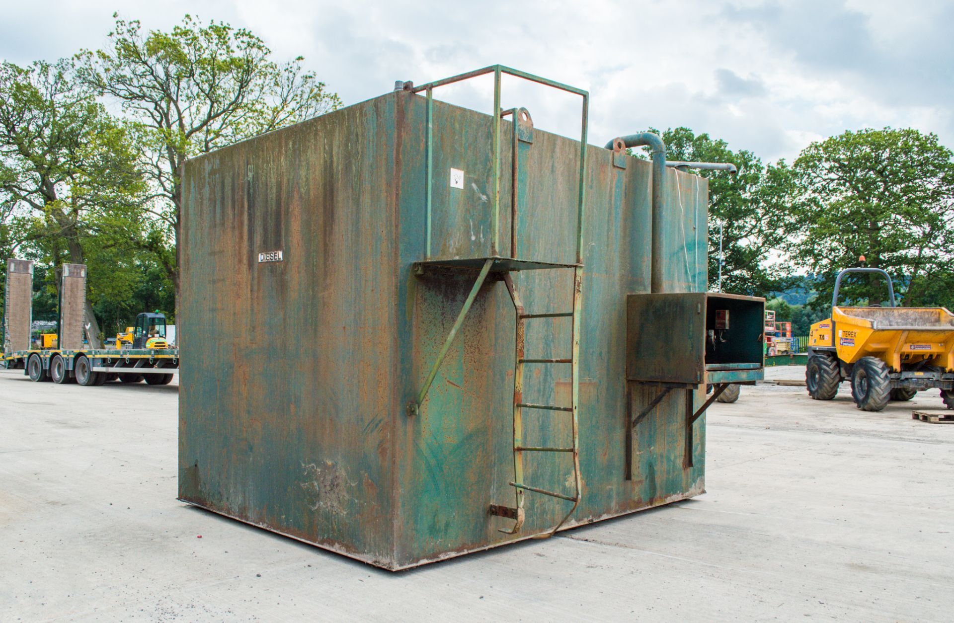 Steel bunded diesel fuel tank Dimensions: H: 2.5 metres L: 3.3 metres W: 2.5 metres Volume: 17,000 - Image 2 of 7