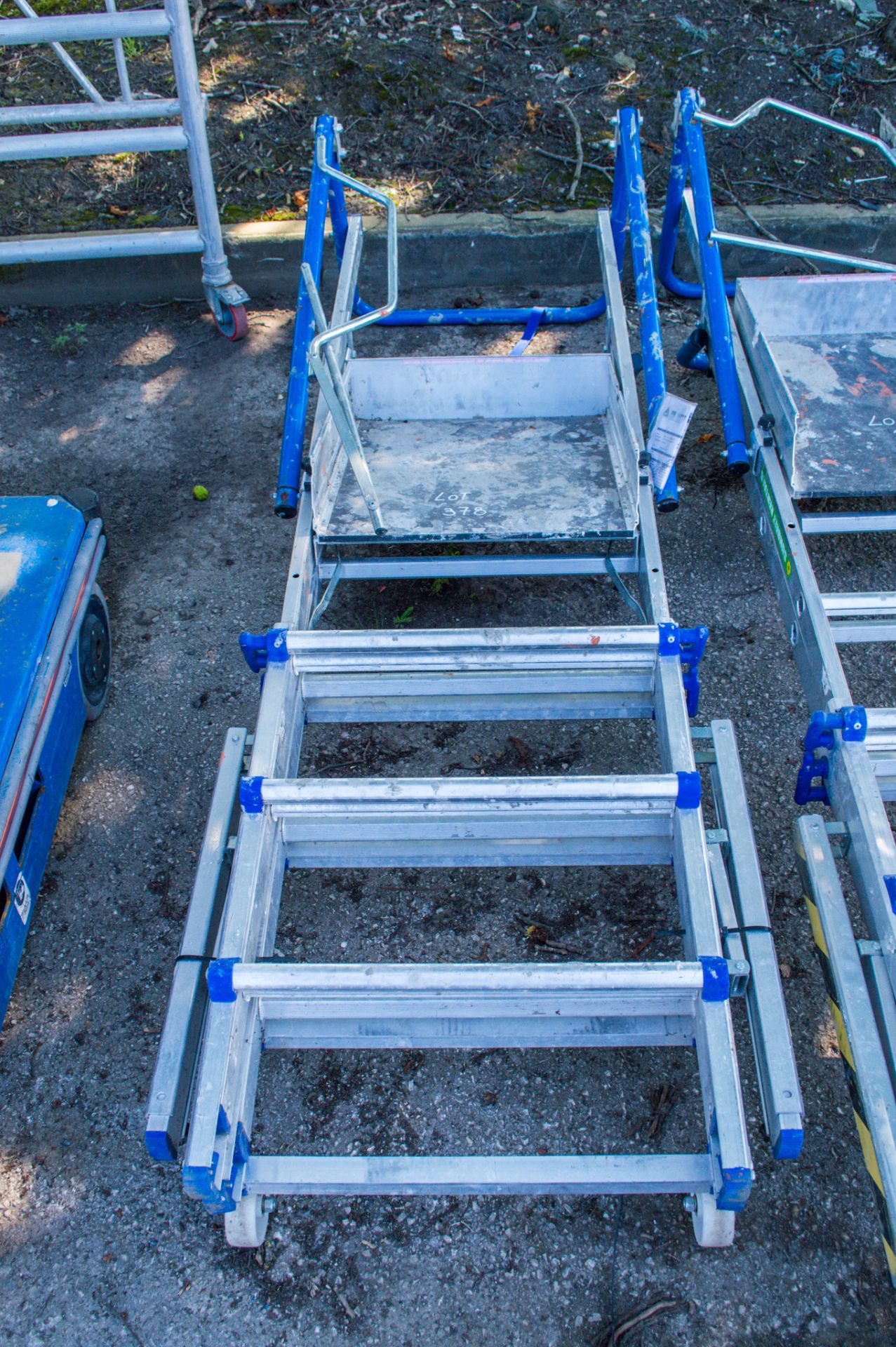 Clow extending aluminium step ladder/podium A959887