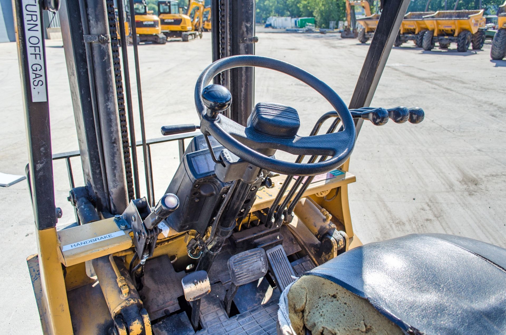 Caterpillar GP25 2.5 tonne gas fork lift truck S/N: 6AN00040 Recorded Hours: 9701 A372953 - Image 17 of 21