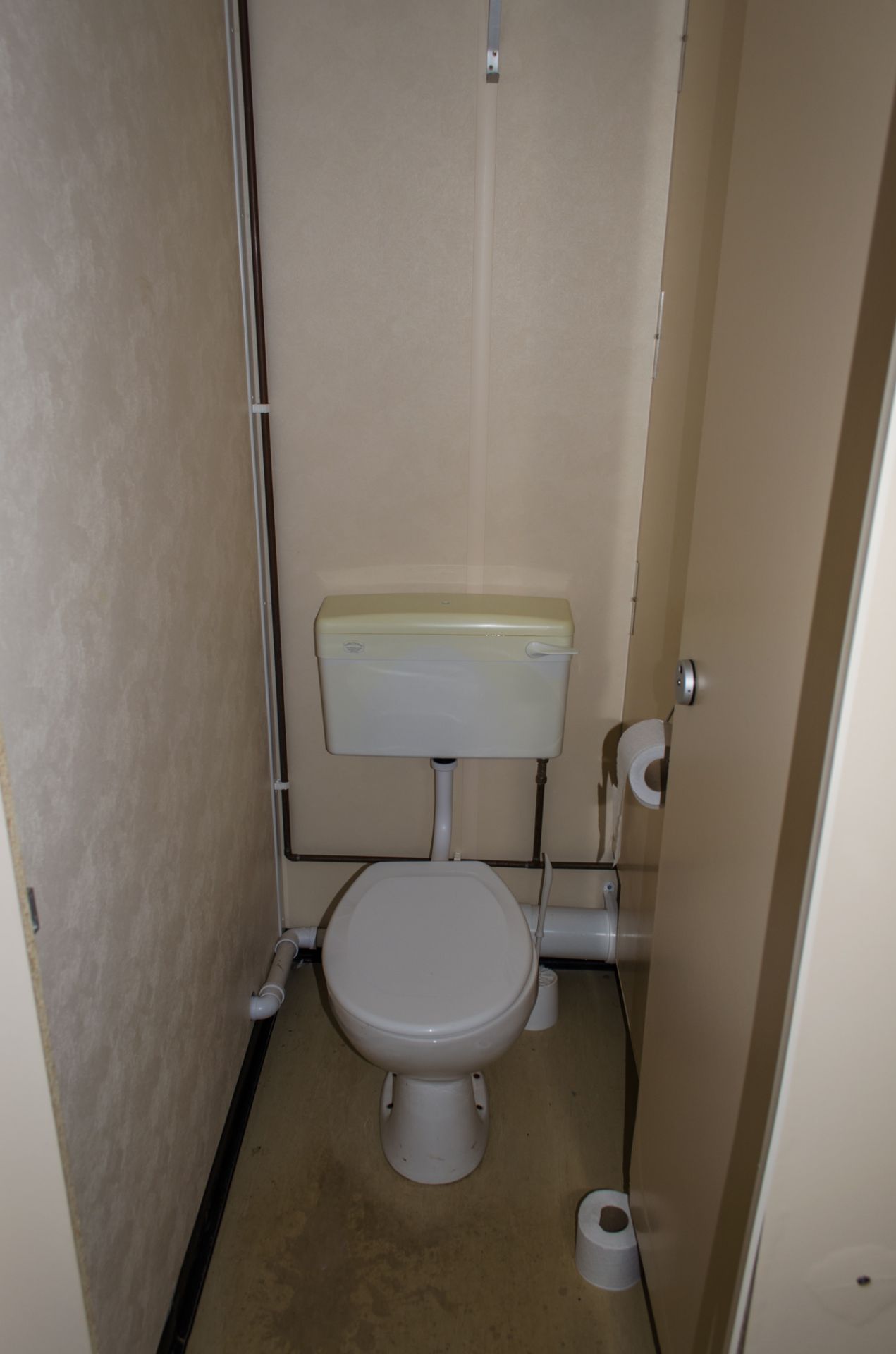 32 ft x 10 ft steel toilet/shower site unit Comprising of: Gents toilet (4 - urinals, 4 - cubicles & - Image 8 of 16