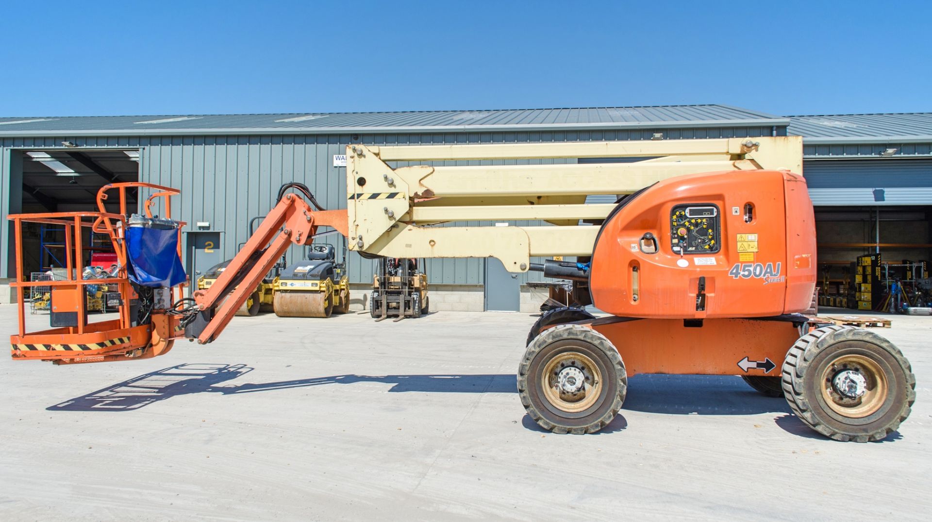 JLG 450AJ SII 45 foot diesel driven 4WD articulated boom lift Year: 2008 Recorded hours: 3300 S/N: - Image 6 of 18