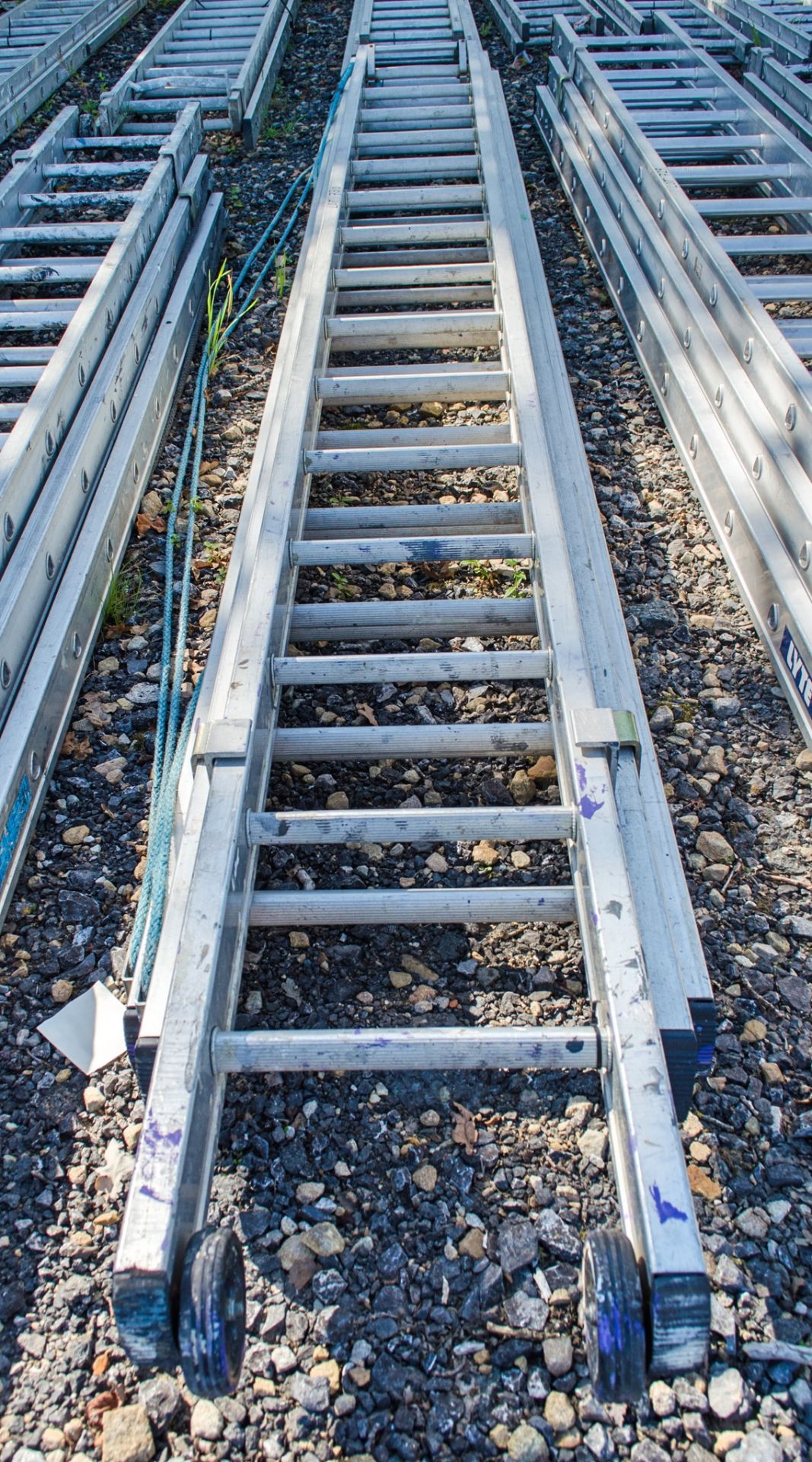 Lyte triple stage extending aluminium ladder 33590274
