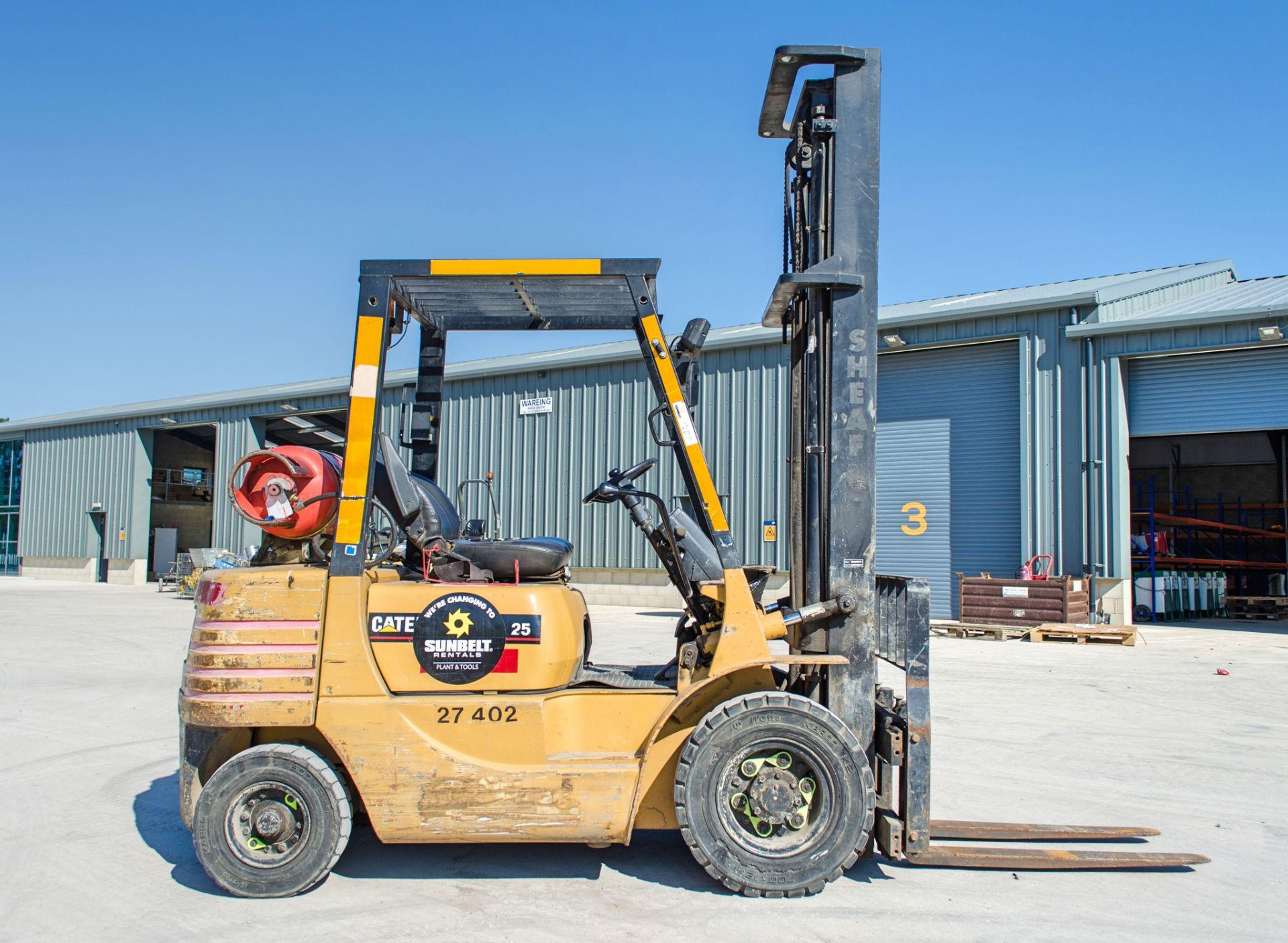 Caterpillar GP25 2.5 tonne gas fork lift truck S/N: 6AN00040 Recorded Hours: 9701 A372953 - Image 8 of 21