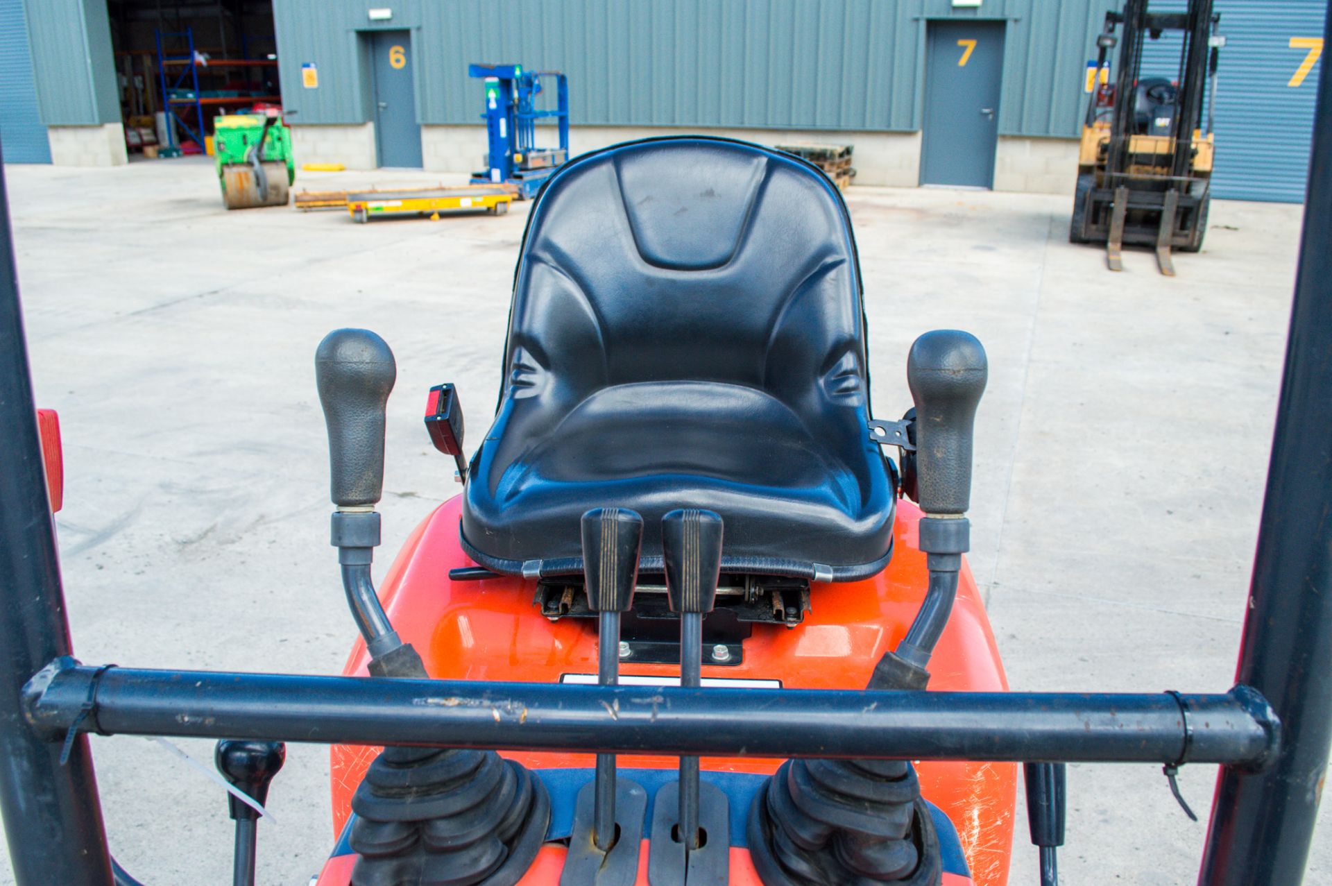 Kubota K008-3 0.8 tonne rubber tracked micro excavator Year: 2018 S/N: 31099 Recorded Hours: 657 - Image 18 of 21