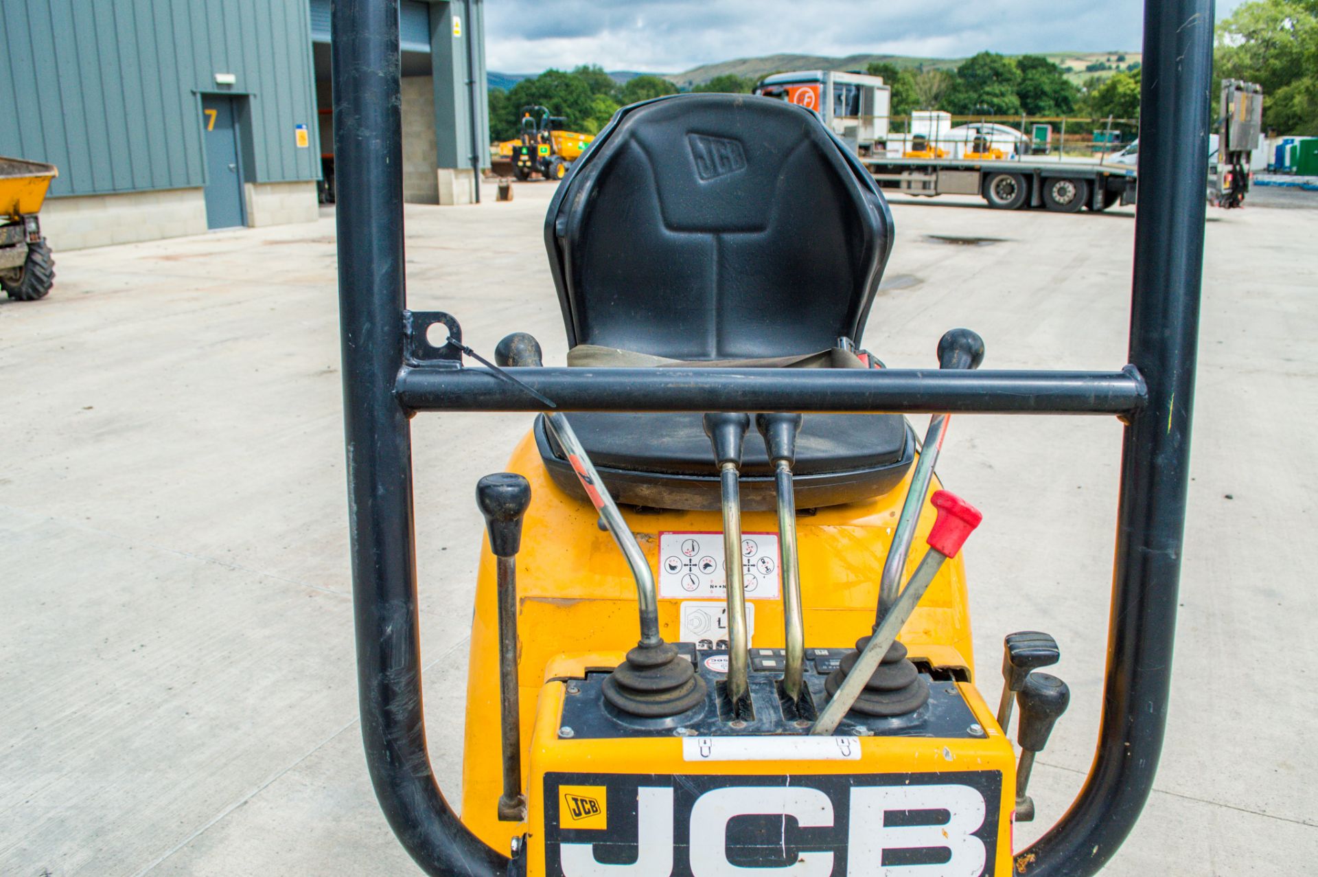 JCB 8008 CTS 0.8 tonne rubber tracked micro excavator Year: 2015 S/N: 410912 Recorded Hours: 1154 - Image 17 of 18